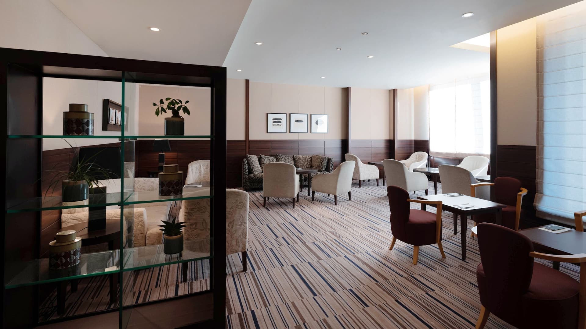 Hyatt Regency Tokyo Regency Club Lounge Shelves Seating
