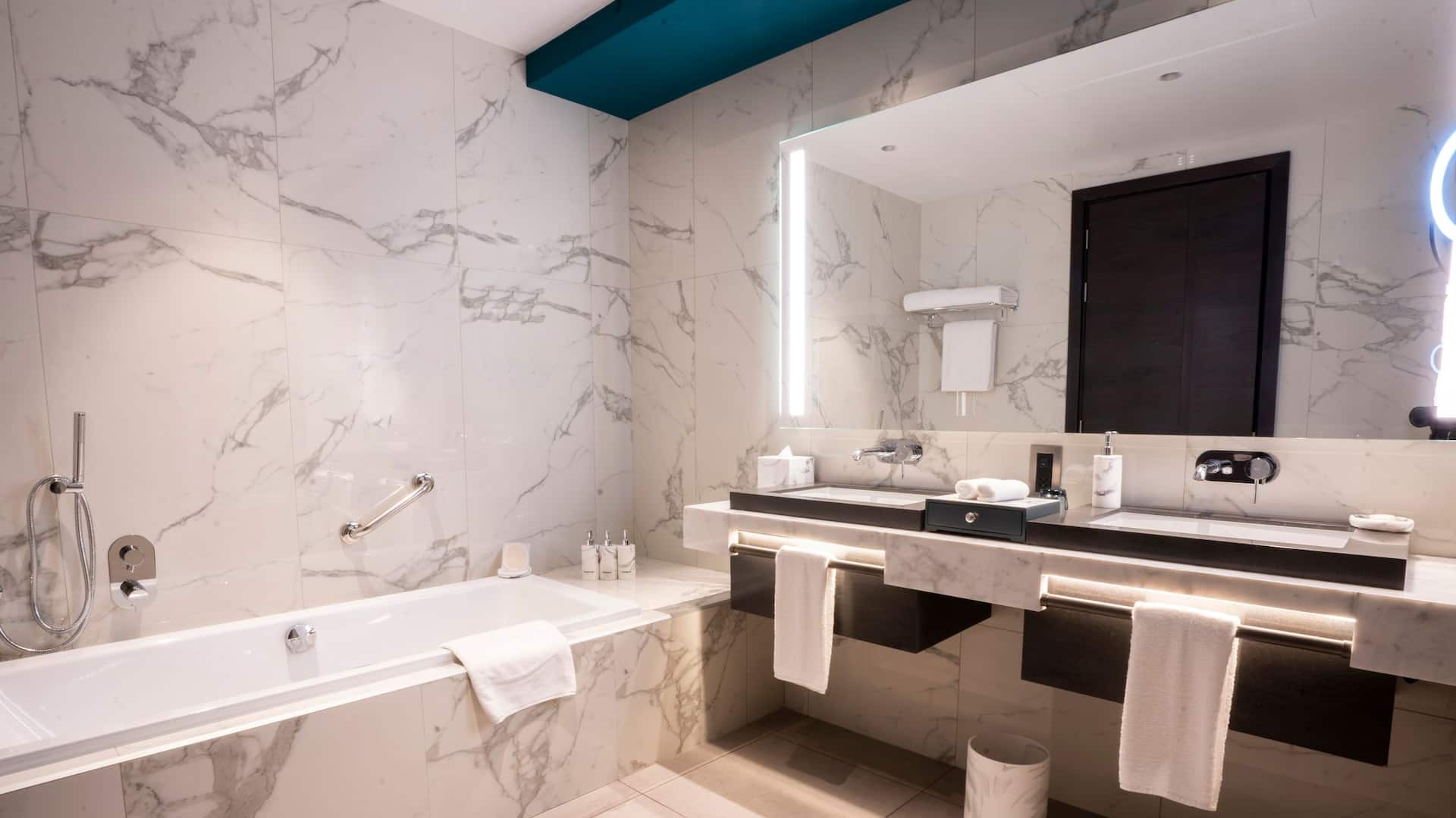 6 из 7 Hyatt Centric Jumeirah Dubai Executive Bathroom