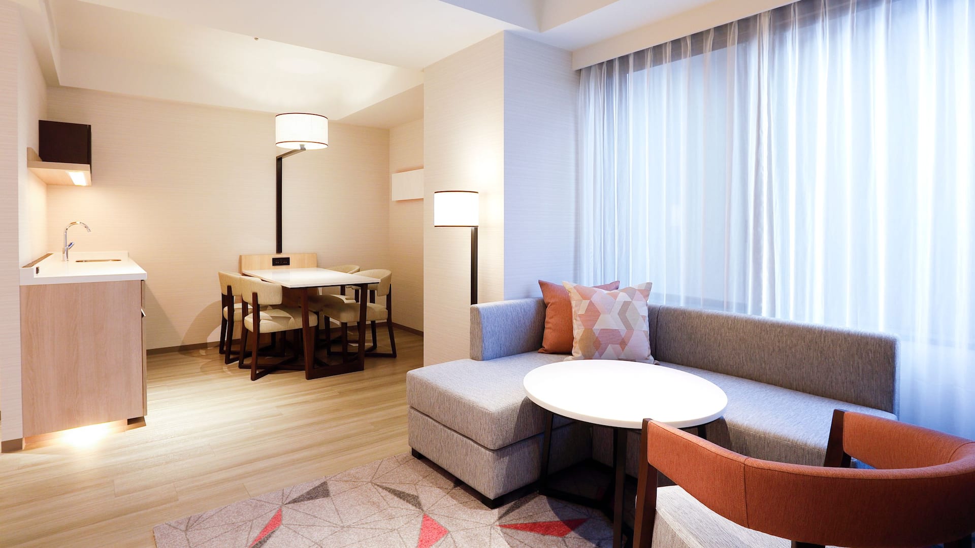 1 de 2 Hyatt Place Kyoto Main King Suite Living
