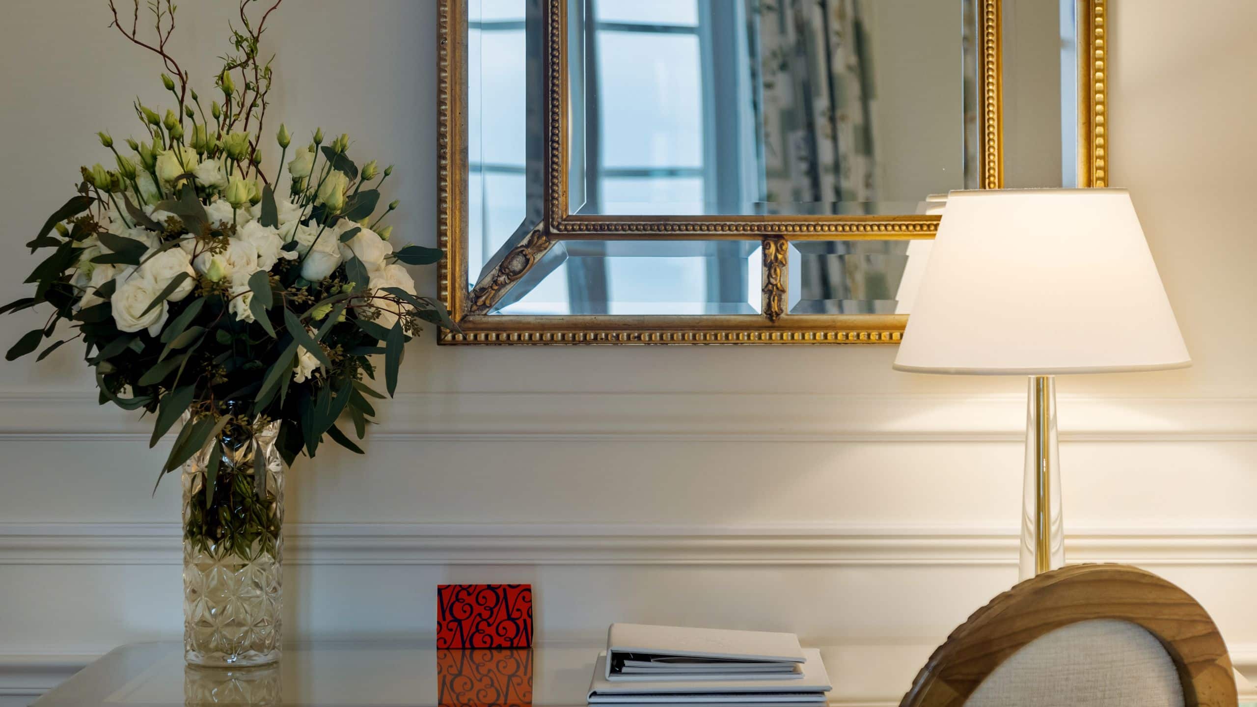 7/7 Hôtel du Palais Biarritz Desk Area Flowers