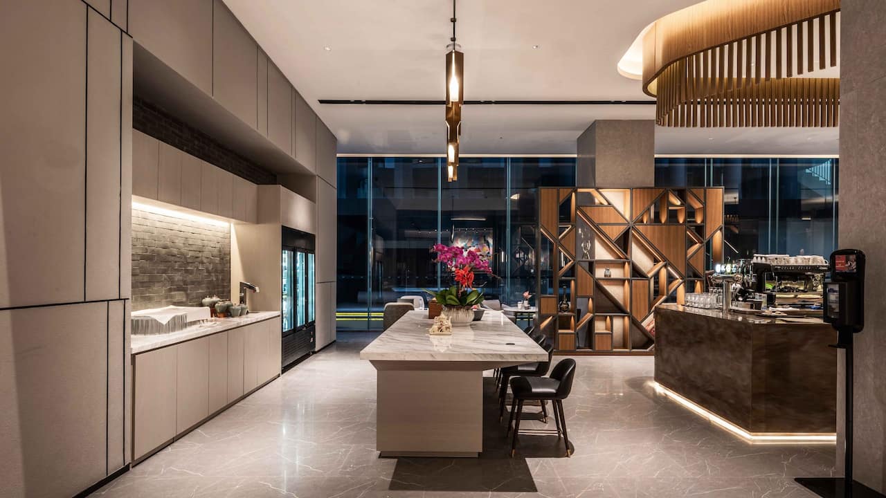 UrCove Shanghai Lujiazui EXPO Long Dining Table