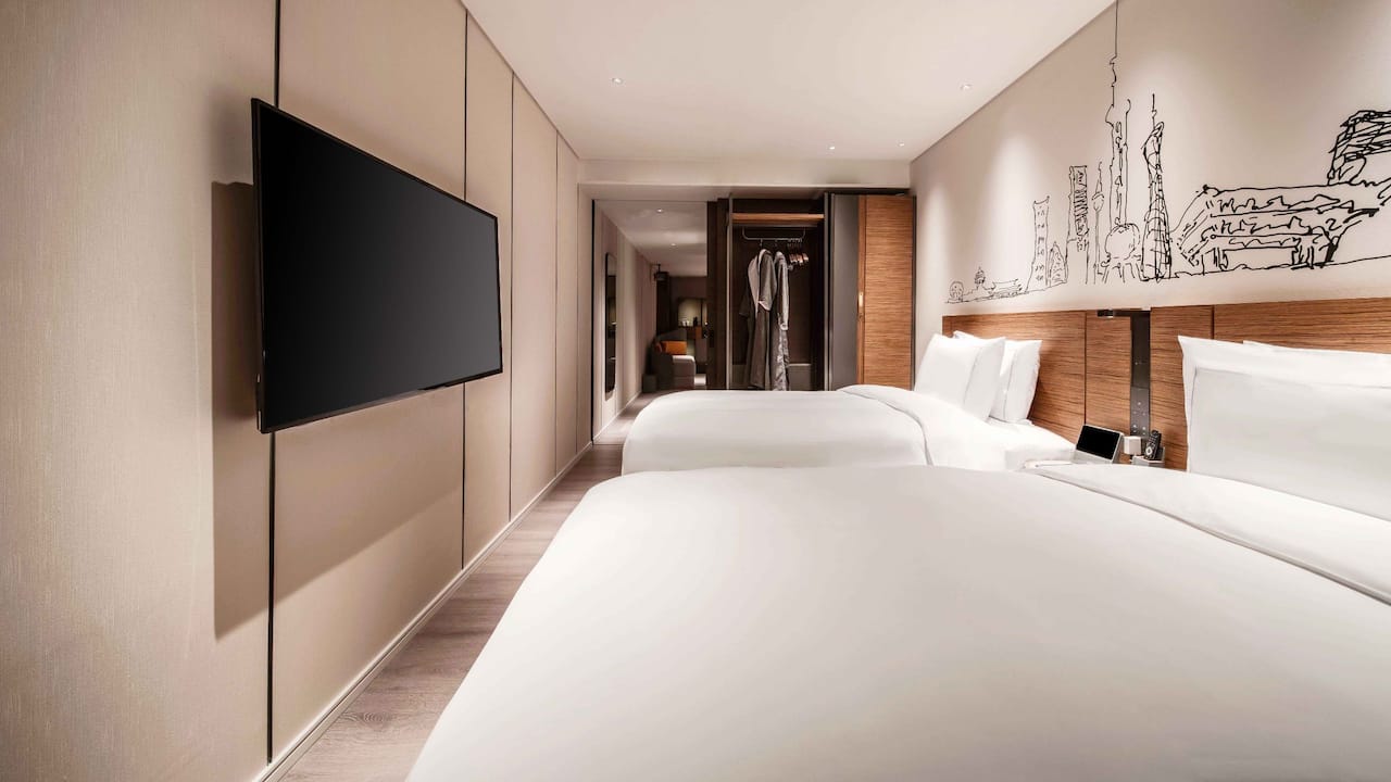Video Twin Beds Guestroom