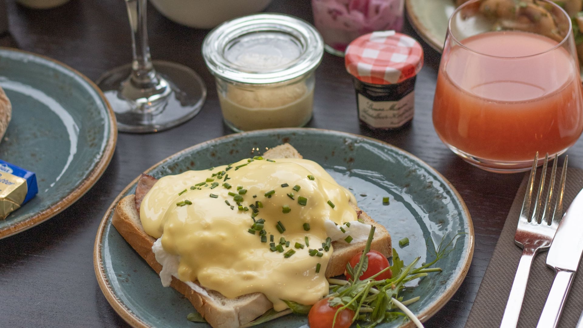 Set breakfast table with egg dishes, freshly squeezed berry juice and sparkling wine at Hyatt Regency Mainz
