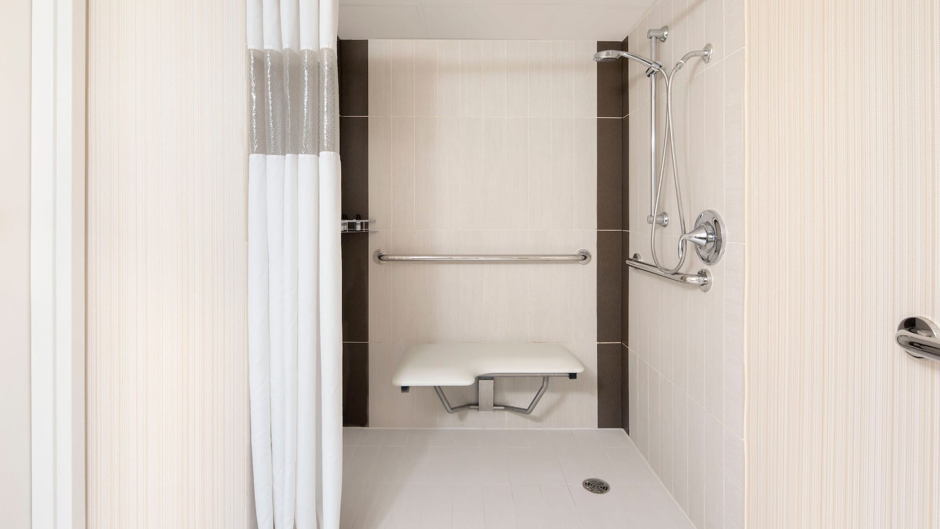 Hyatt Regency Milwaukee Ada Roll In Shower Guestroom