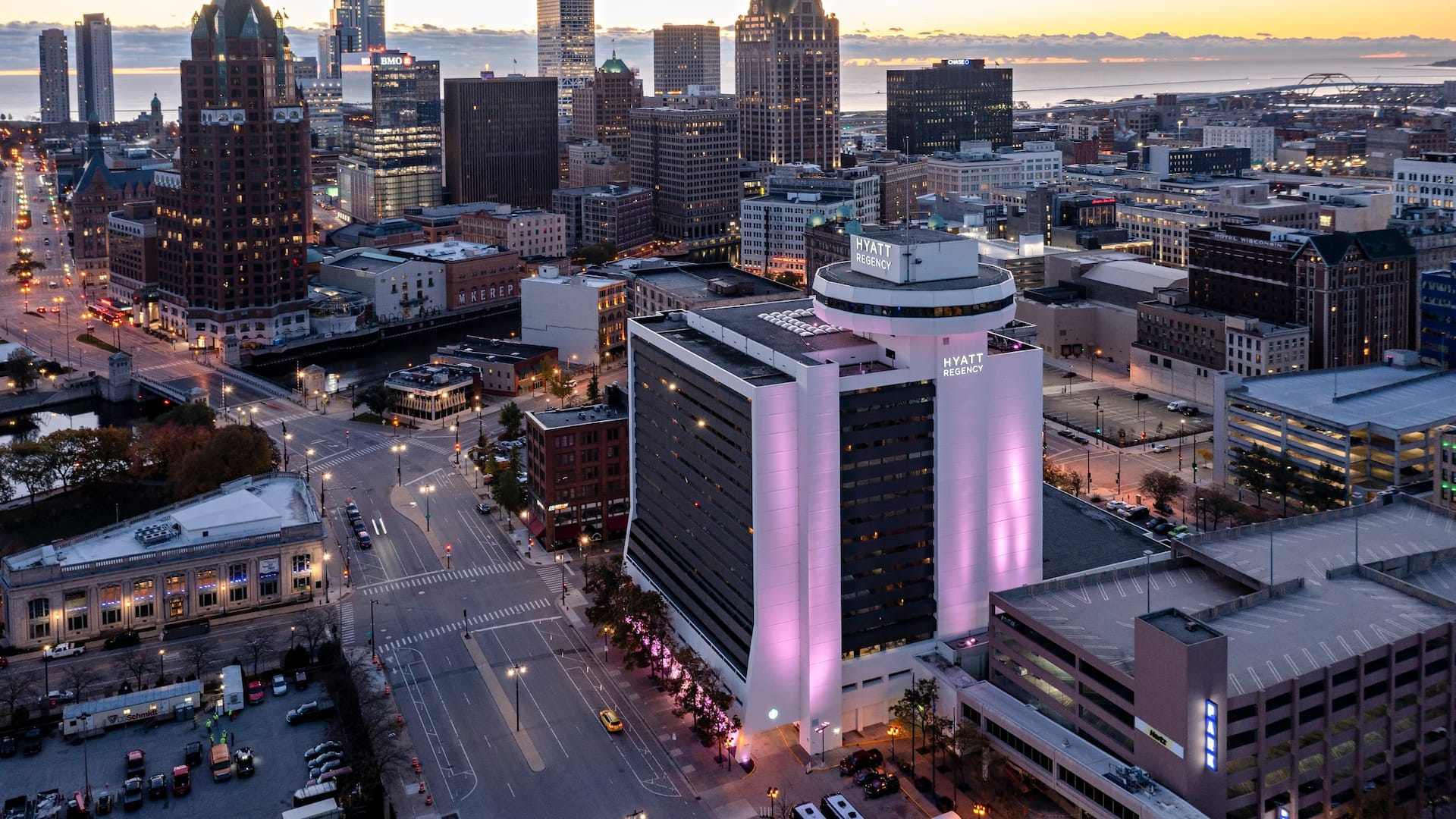Hyatt Regency Milwaukee Exterior Dusk