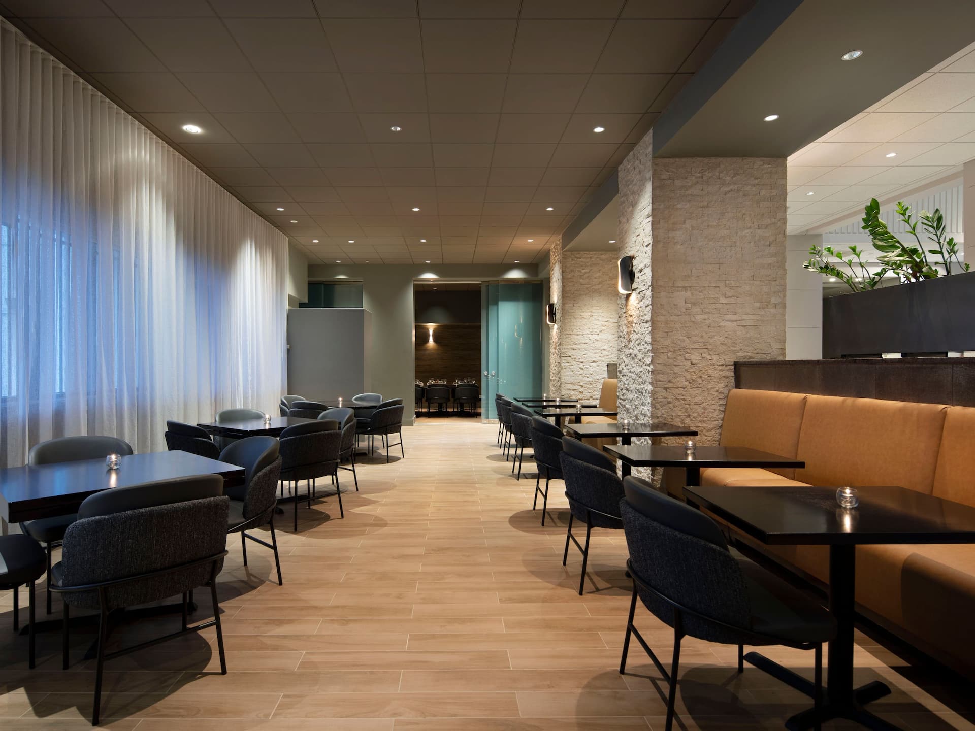 Hyatt Regency Milwaukee Bistro 333 Restaurant Seating Tables