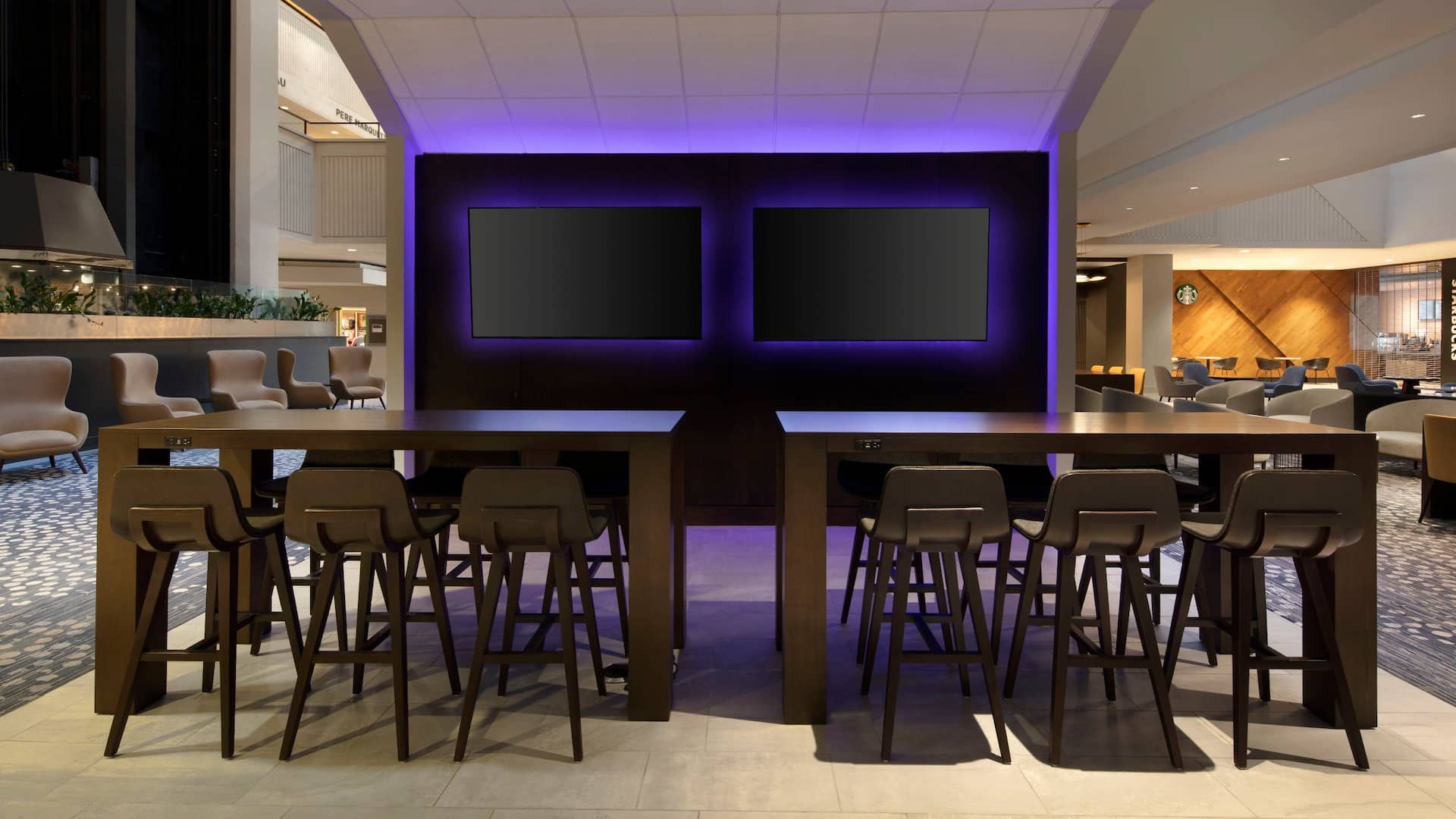 Hyatt Regency Milwaukee Lobby Lounge Tv Seating Stools