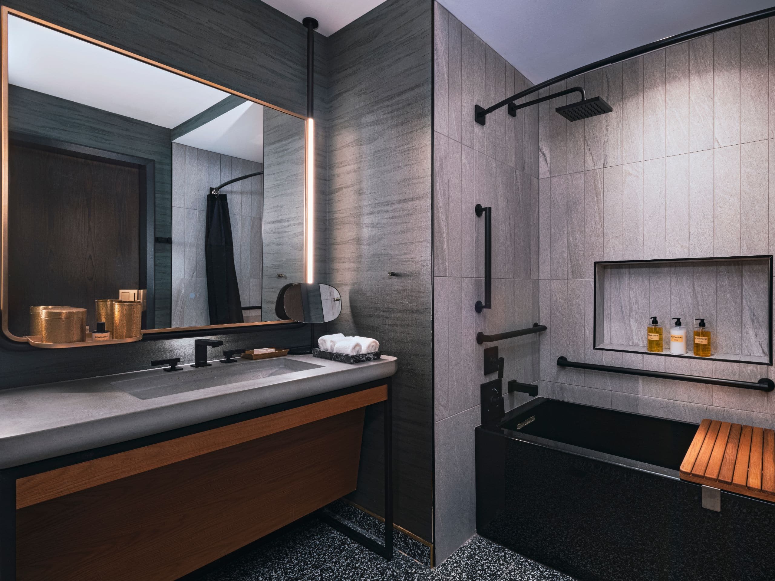 Thompson Austin Guestroom Ada Tub