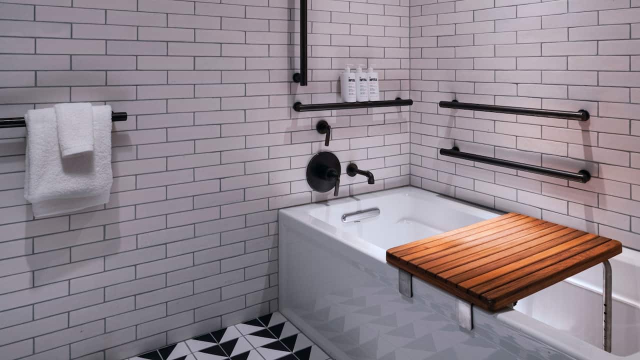 Guestroom Ada Bathroom Tub