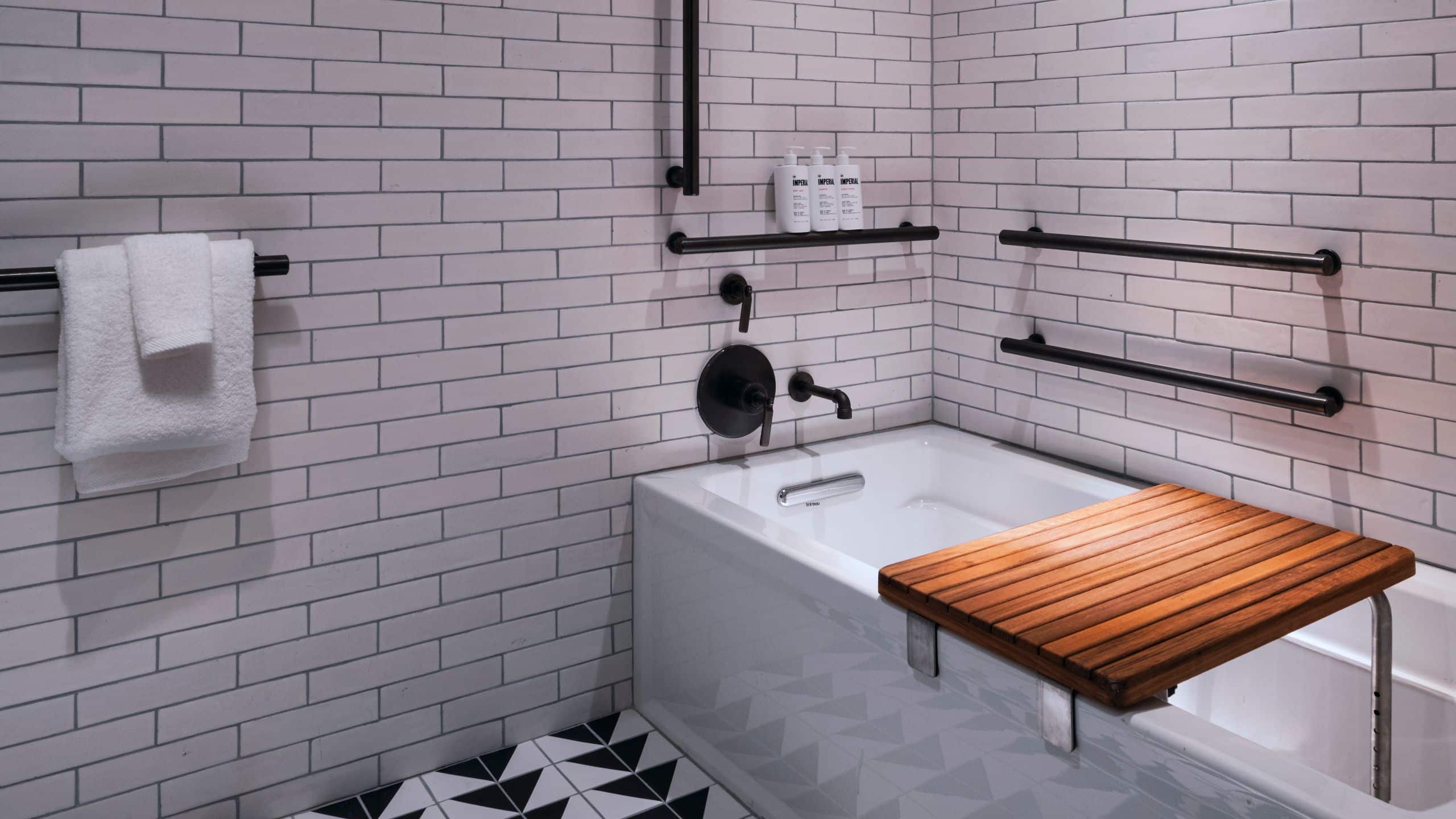 2 de 2 tommie Austin Guestroom Ada Bathroom Tub