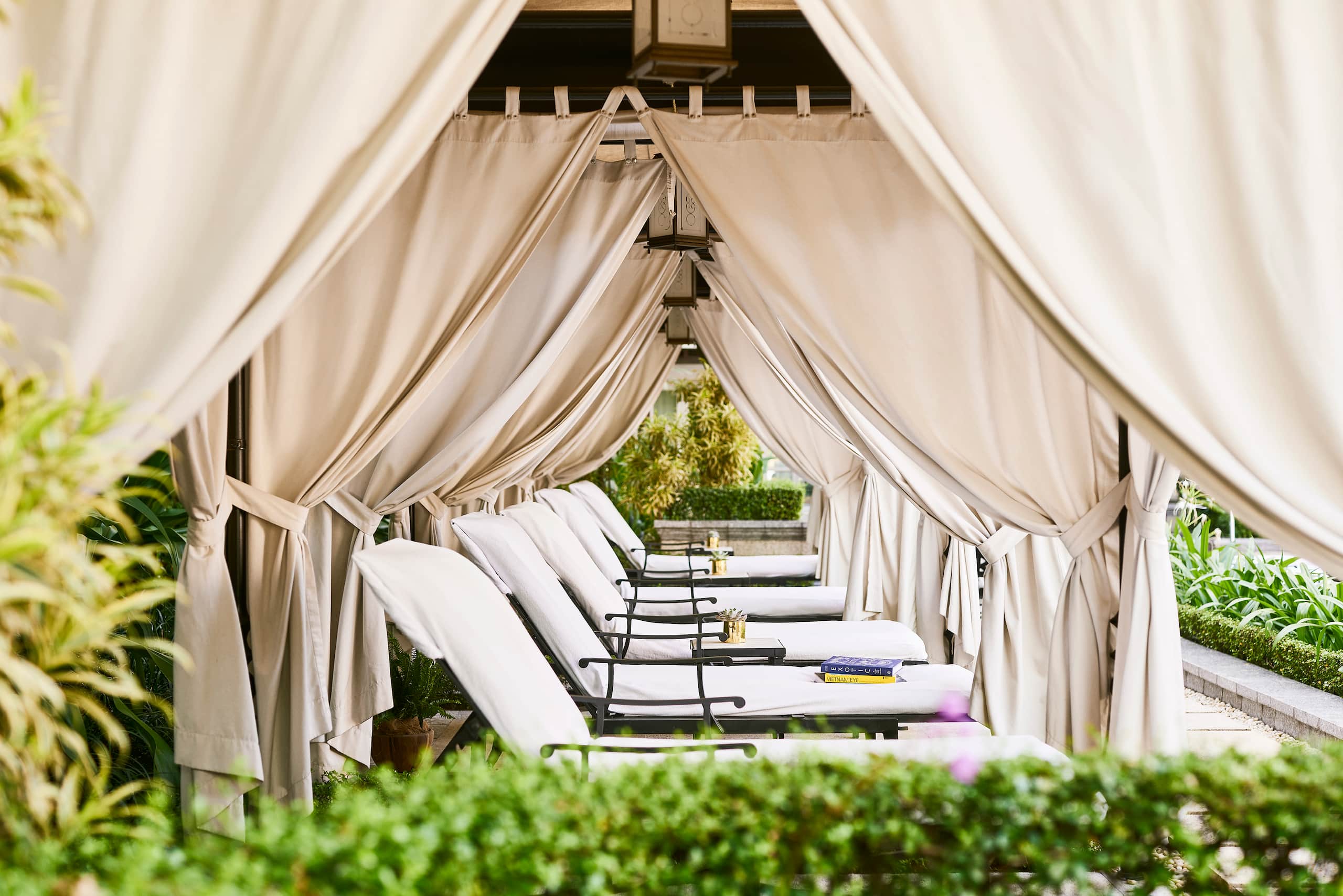 Ghế thư giãn bên hồ bơi