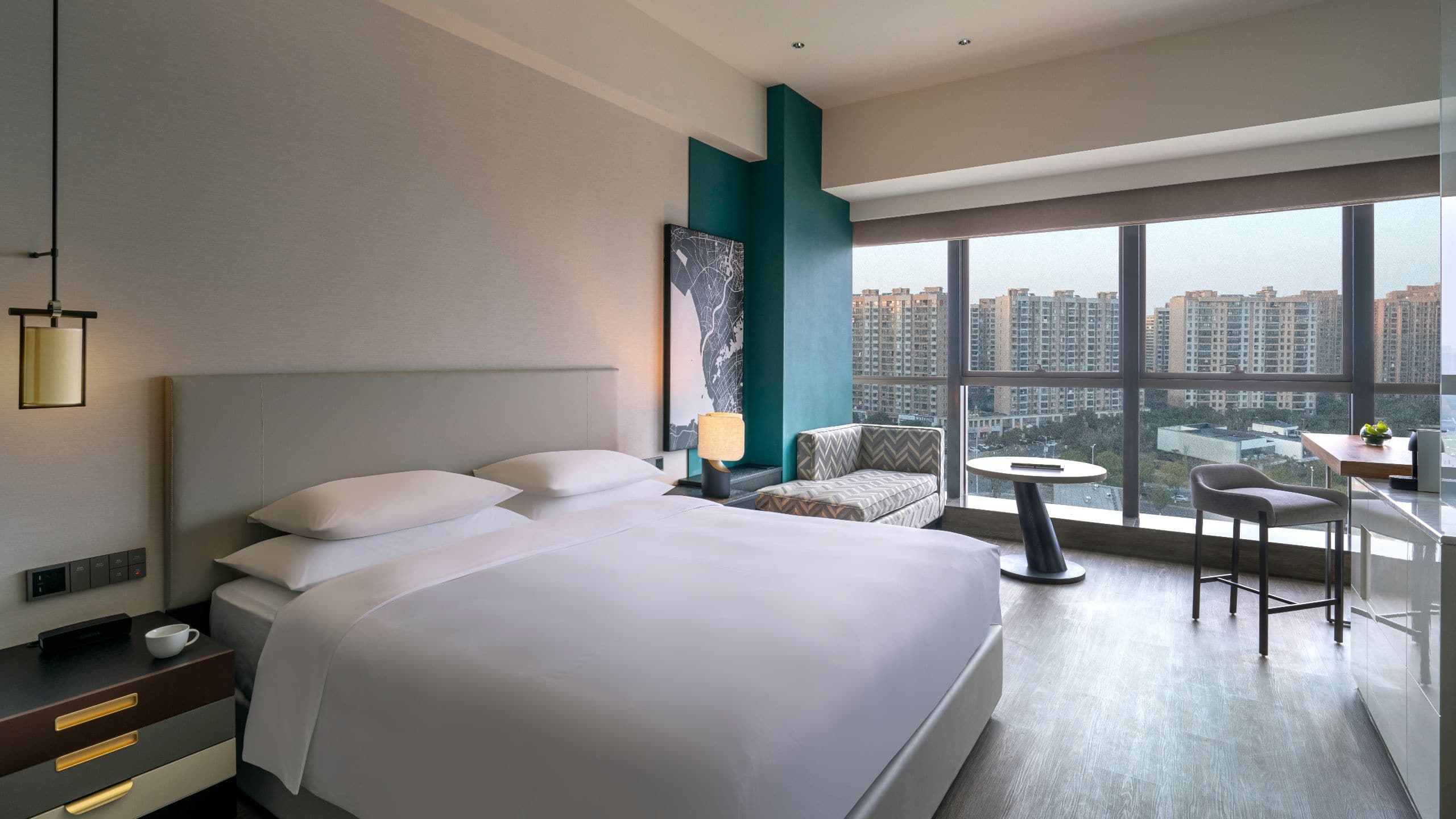 1 de 2 Hyatt Centric Lakeside Ningbo King Guestroom