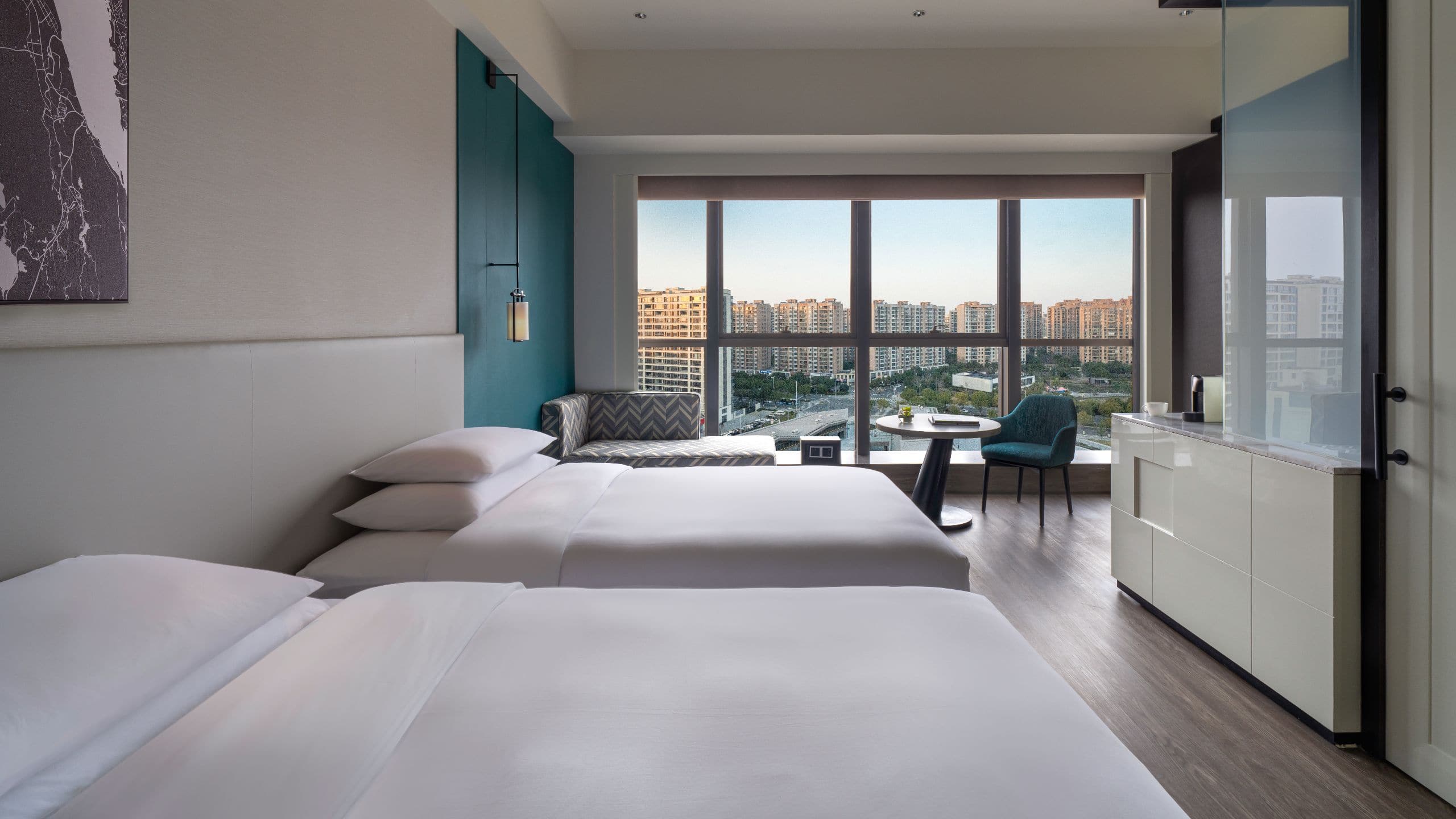 1 de 2 Hyatt Centric Lakeside Ningbo Twin Guestroom