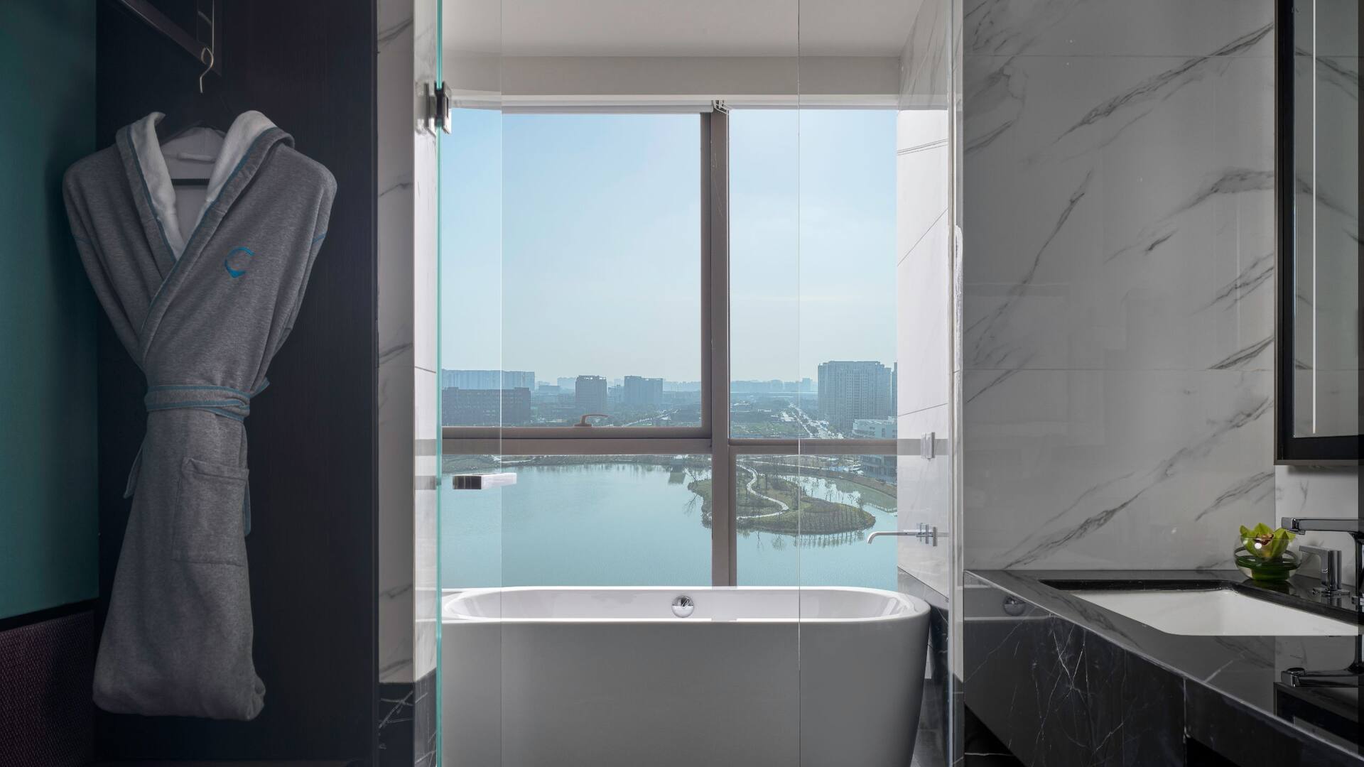 第 2，共 3 Hyatt Centric Lakeside Ningbo Suite Bathroom