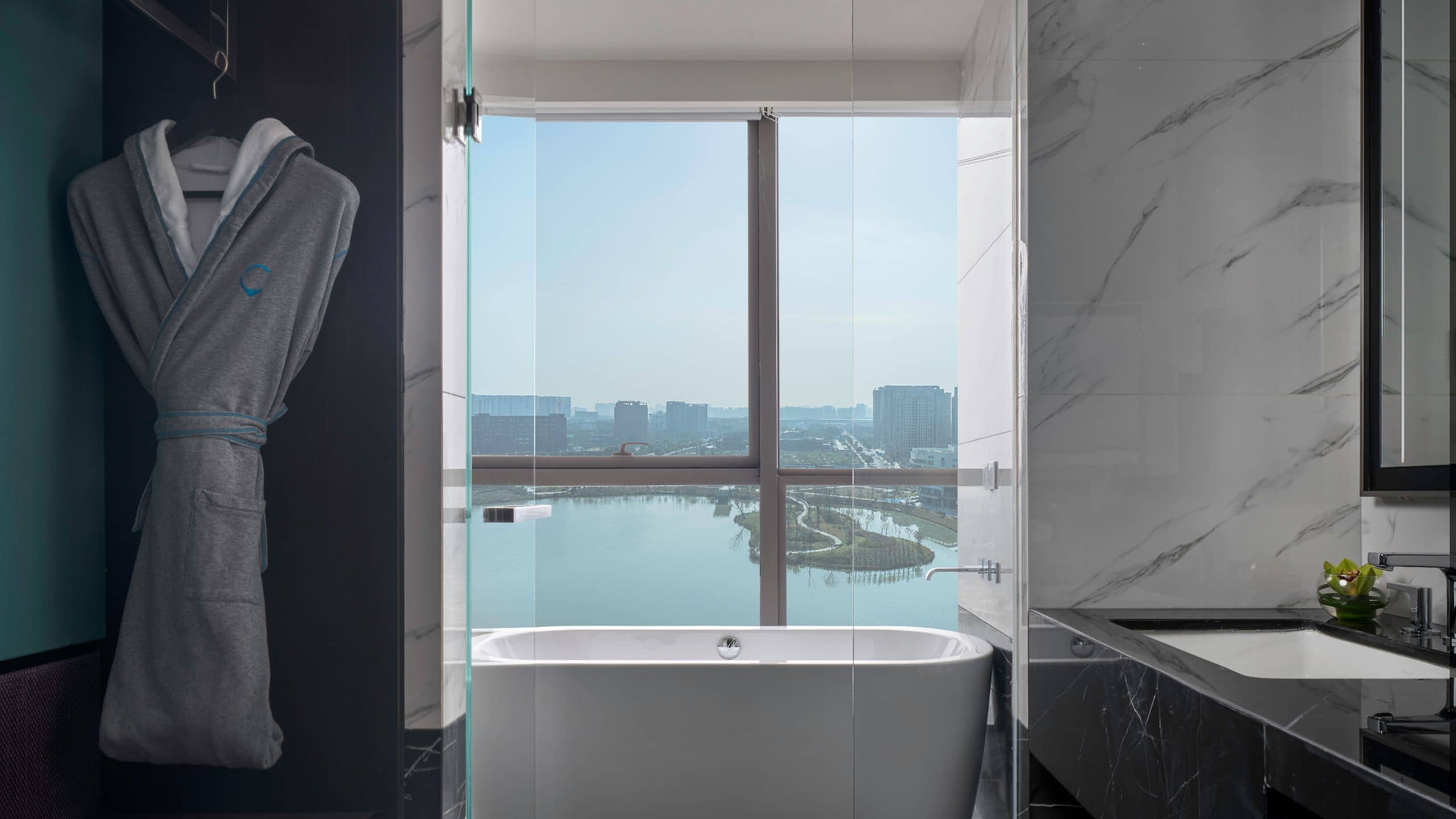 2 de 3 Hyatt Centric Lakeside Ningbo Suite Bathroom