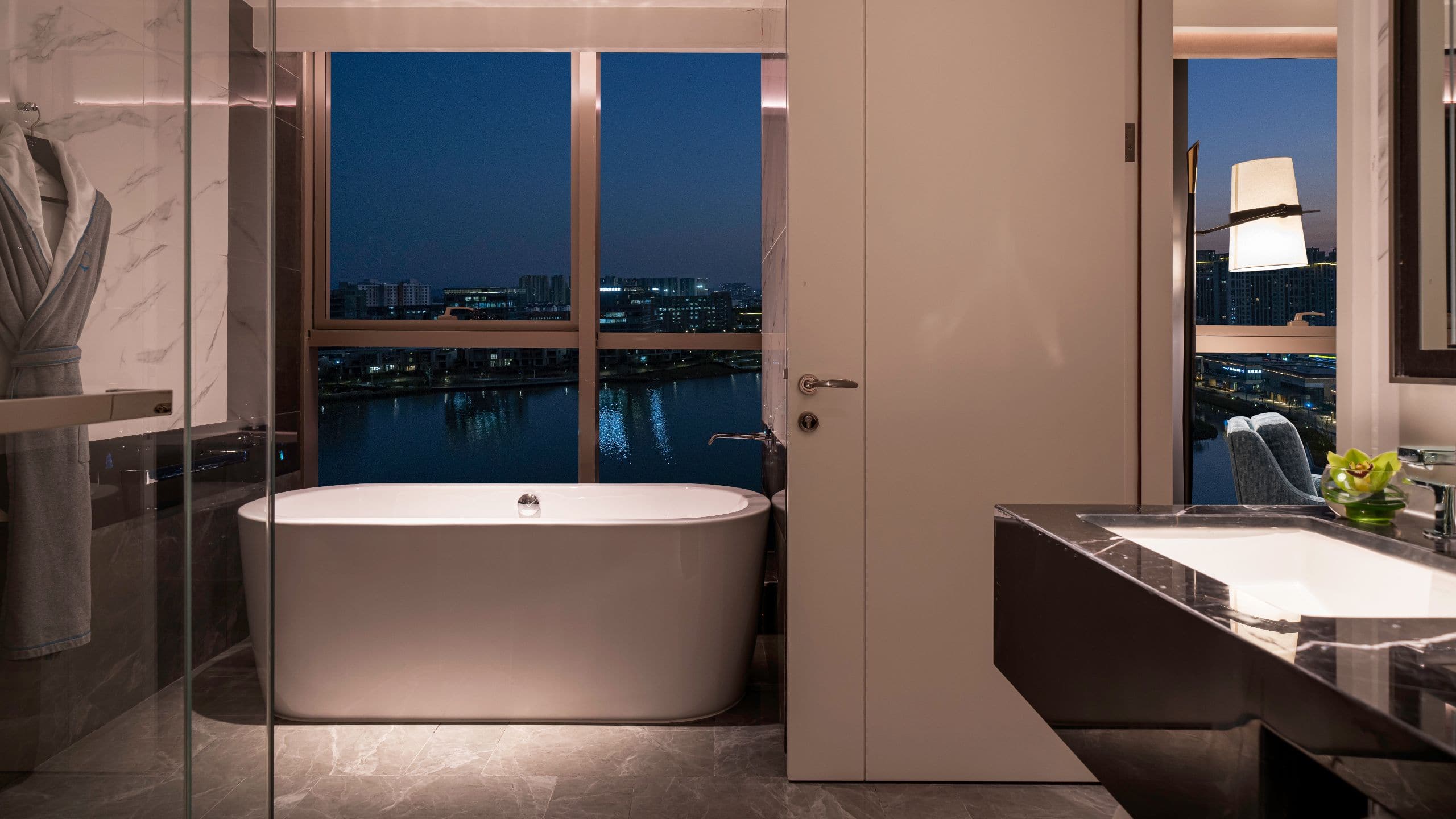 Hyatt Centric Lakeside Ningbo Executive Suite Bathroom