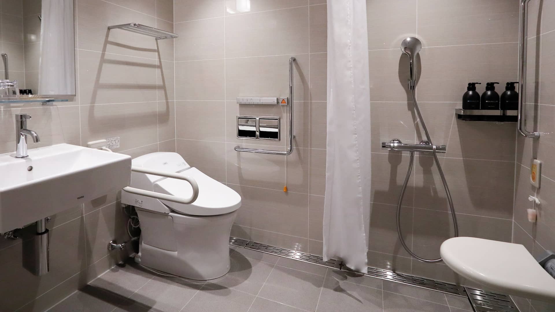2 de 2 Hyatt Place Kyoto Main Accessible King Bathroom