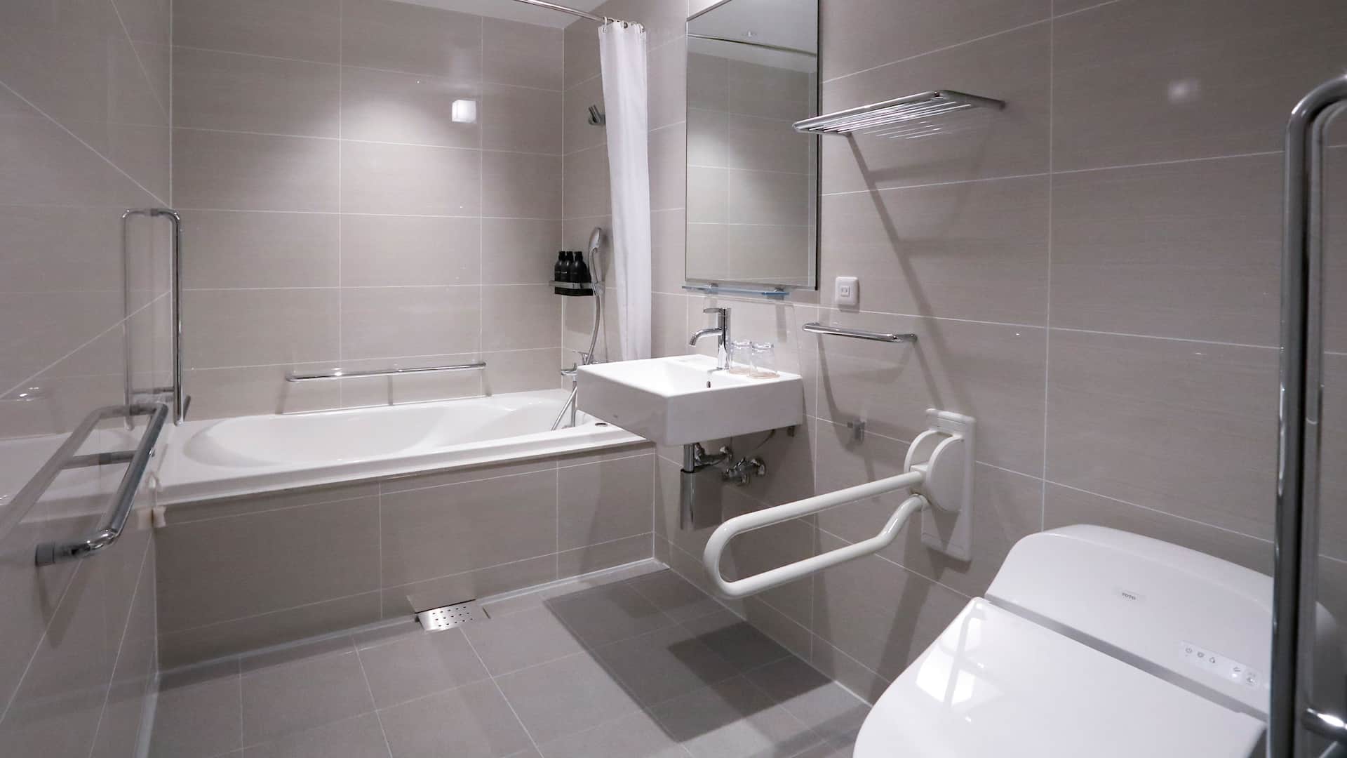 2 de 2 Hyatt Place Kyoto Main Accessible King Bathroom