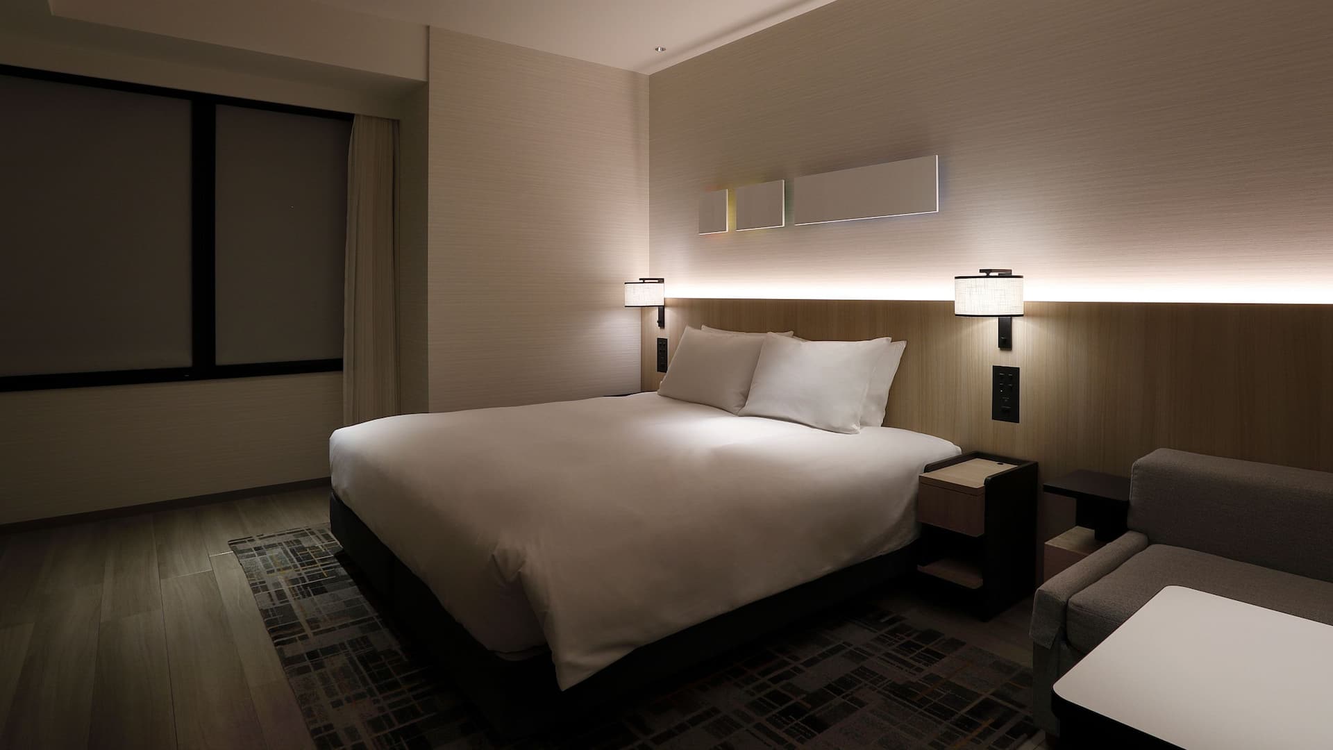 1 de 2 Hyatt Place Kyoto Main Accessible King Guestroom Night