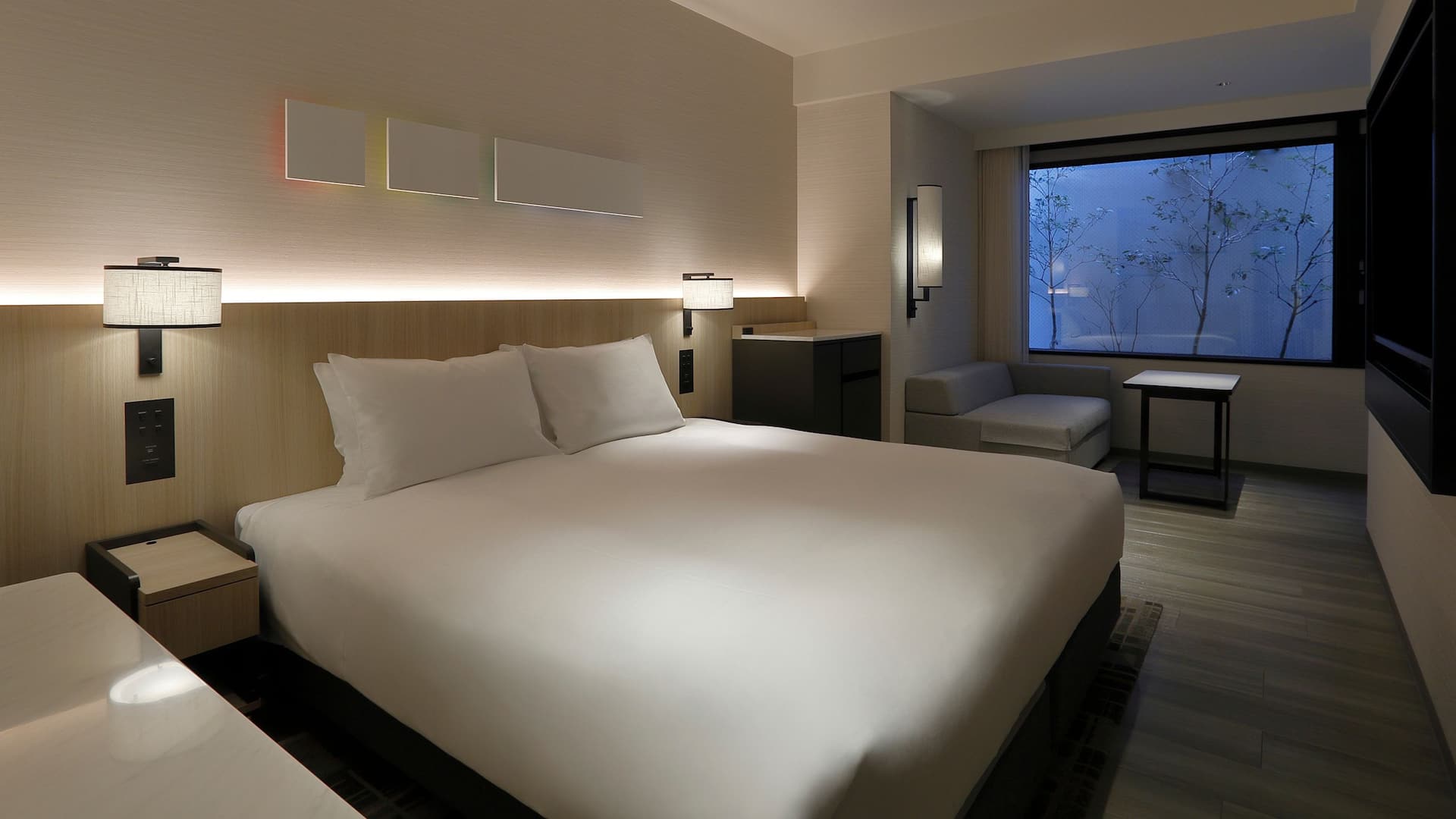 1 de 2 Hyatt Place Kyoto Main Accessible King Guestroom Night