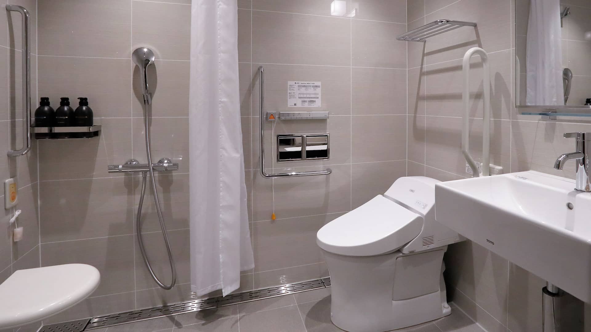2 de 2 Hyatt Place Kyoto Main Accessible Twin Bathroom