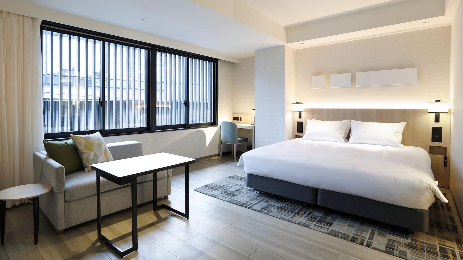 1 de 2 Hyatt Place Kyoto Main Premium King Guestroom Day