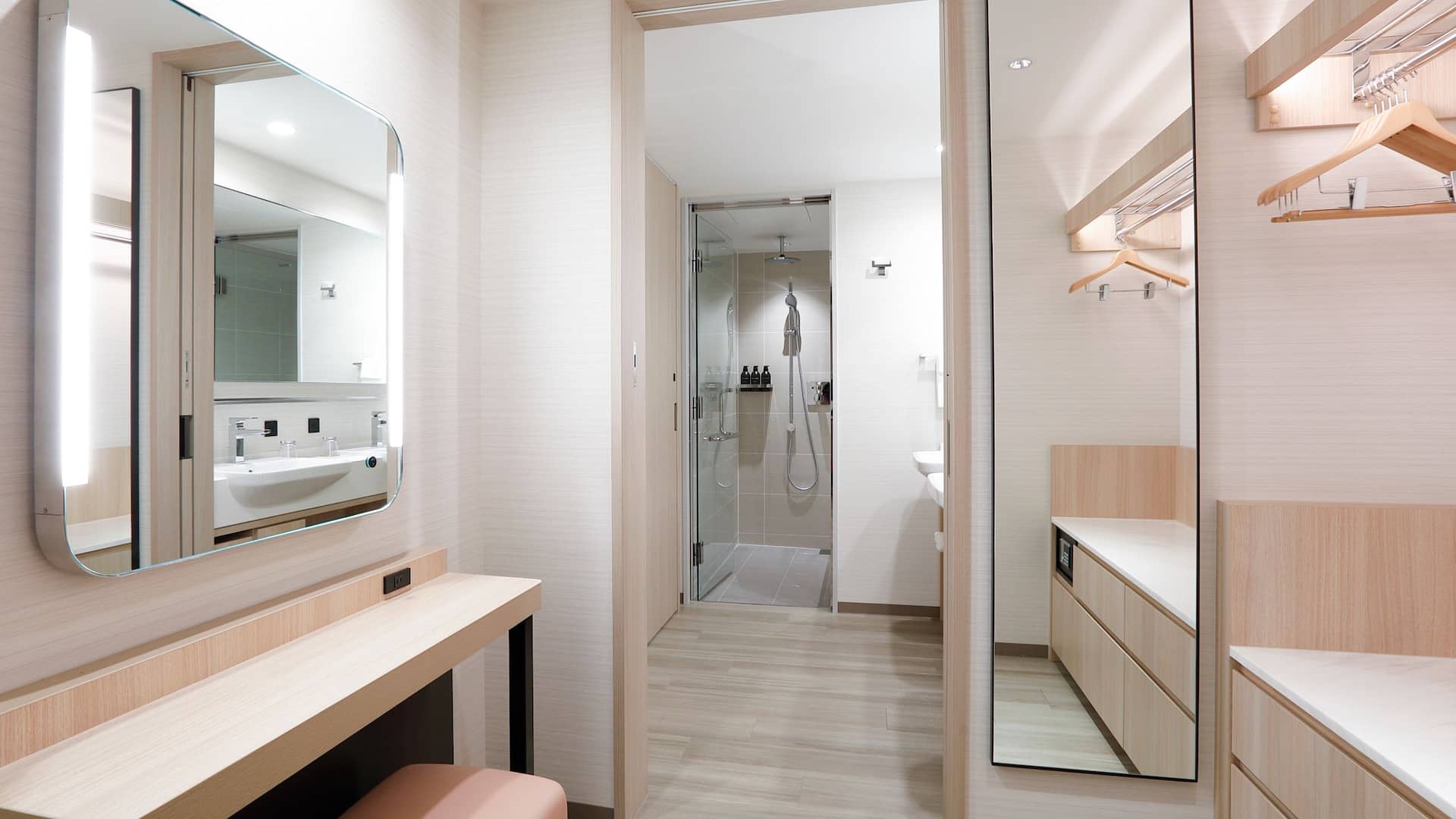 2 de 2 Hyatt Place Kyoto Main Premium King Living Area
