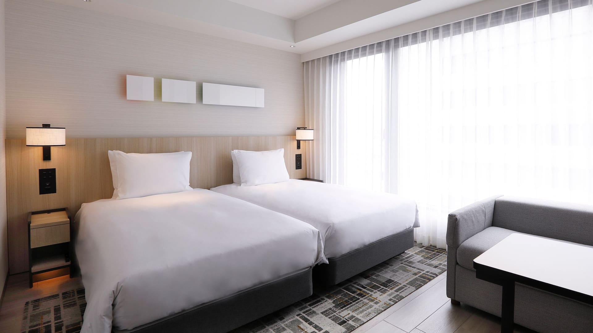 1 de 2 Hyatt Place Kyoto Main Twin Guestroom Day