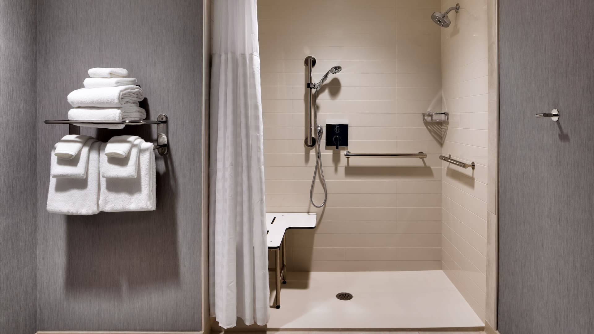4 von 4 Hyatt Place Fayetteville / Springdale Ada Roll In Shower Towels
