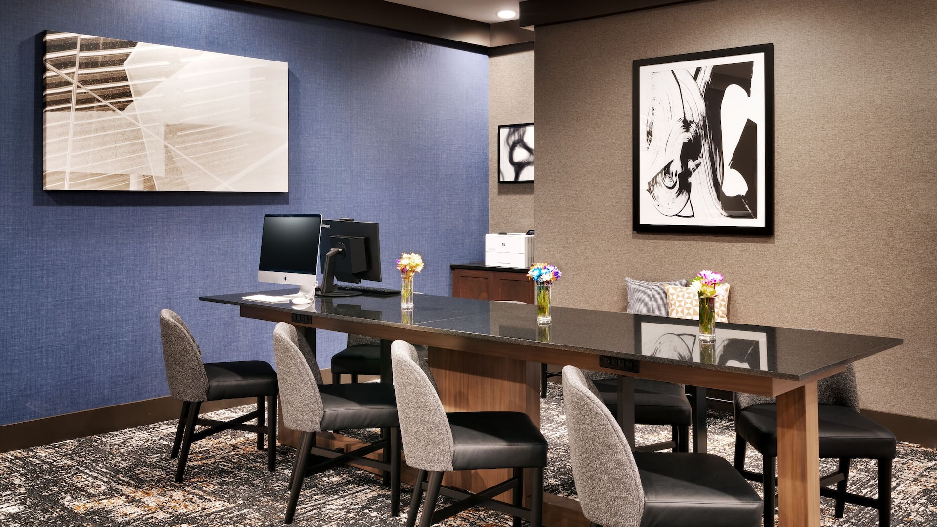 Hyatt Place Fayetteville / Springdale Gallery Communal Table Computer