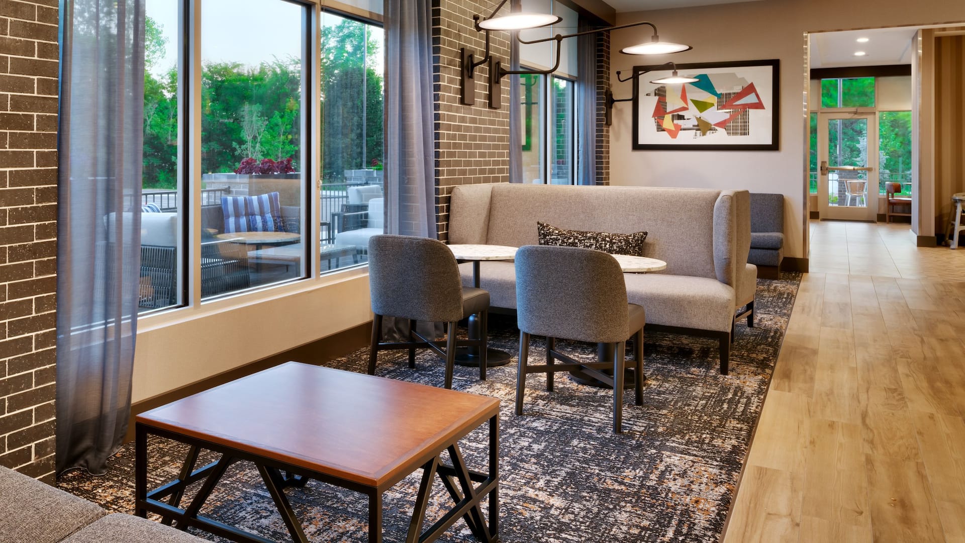 Hyatt Place Fayetteville / Springdale Gallery Seating Area Tables
