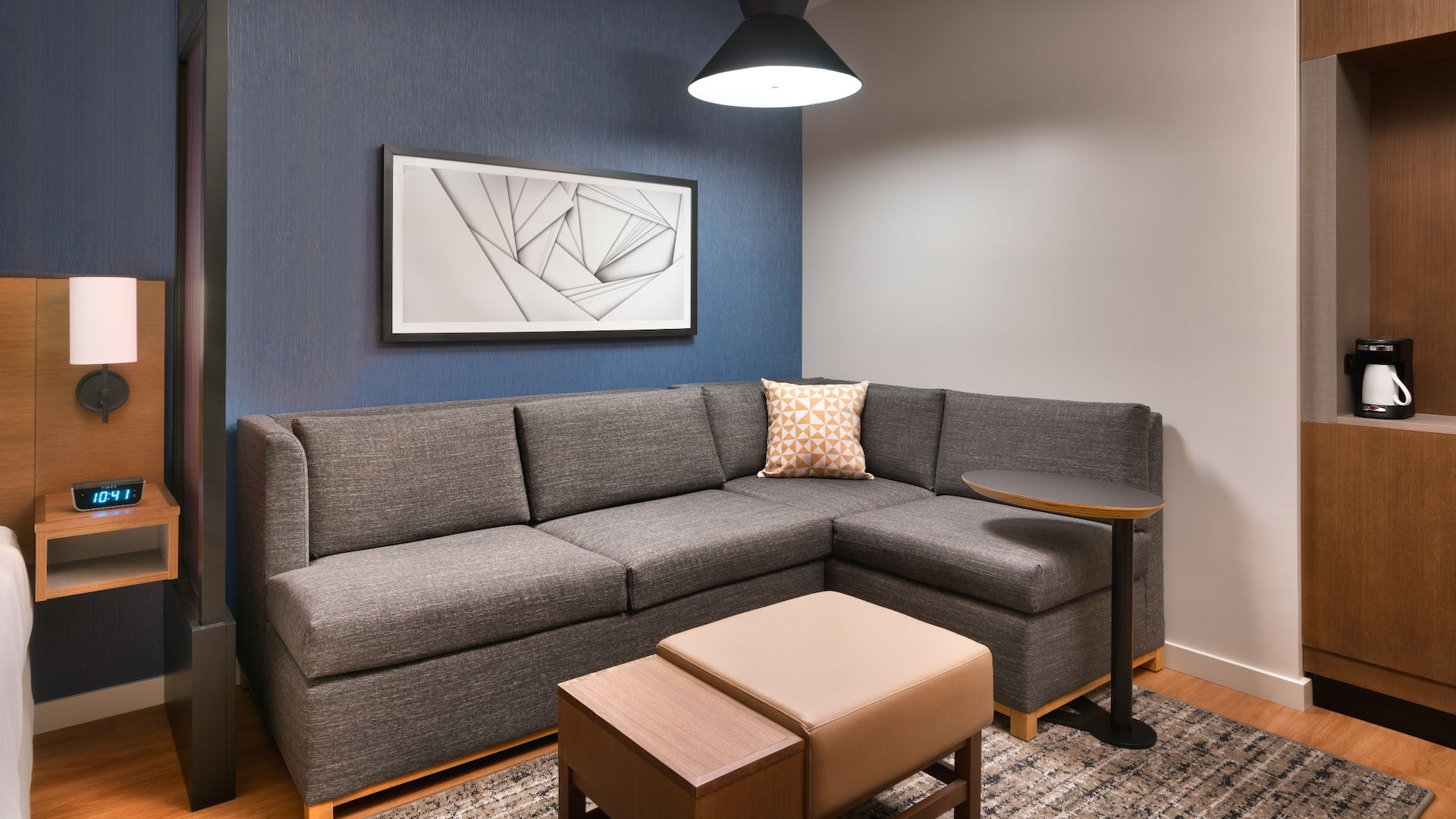Hyatt Place Fayetteville / Springdale Guestroom Couch Seating Area