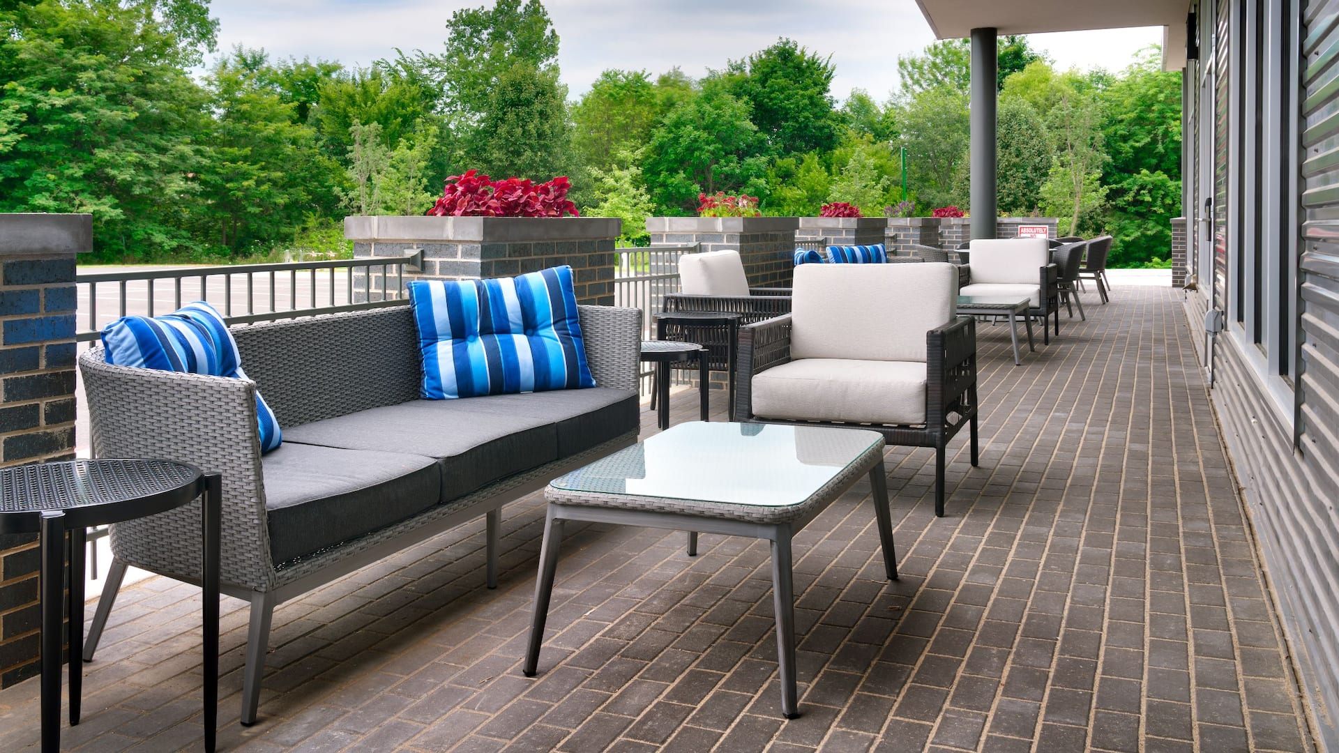 Hyatt Place Fayetteville / Springdale Patio Seating Tables