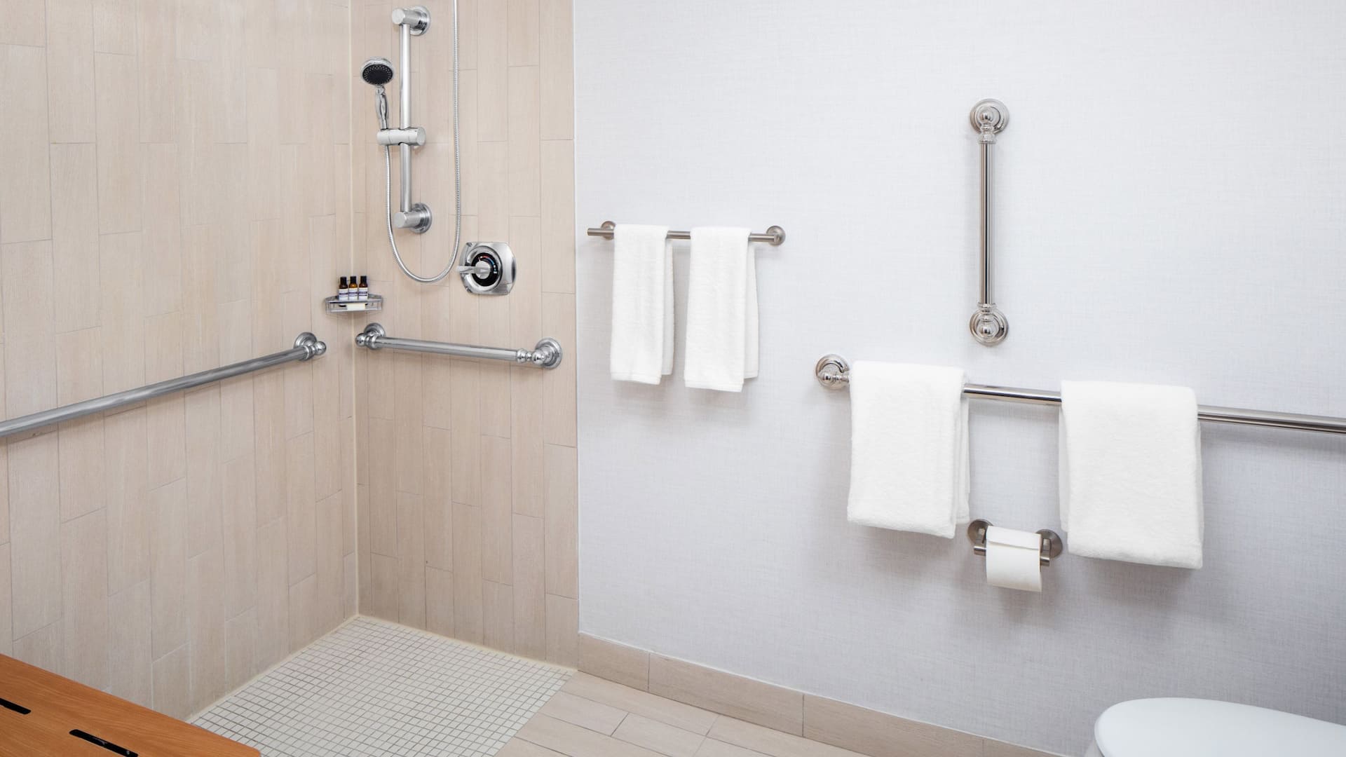 2 de 4 Hyatt Regency Morristown Ada Roll-in Shower