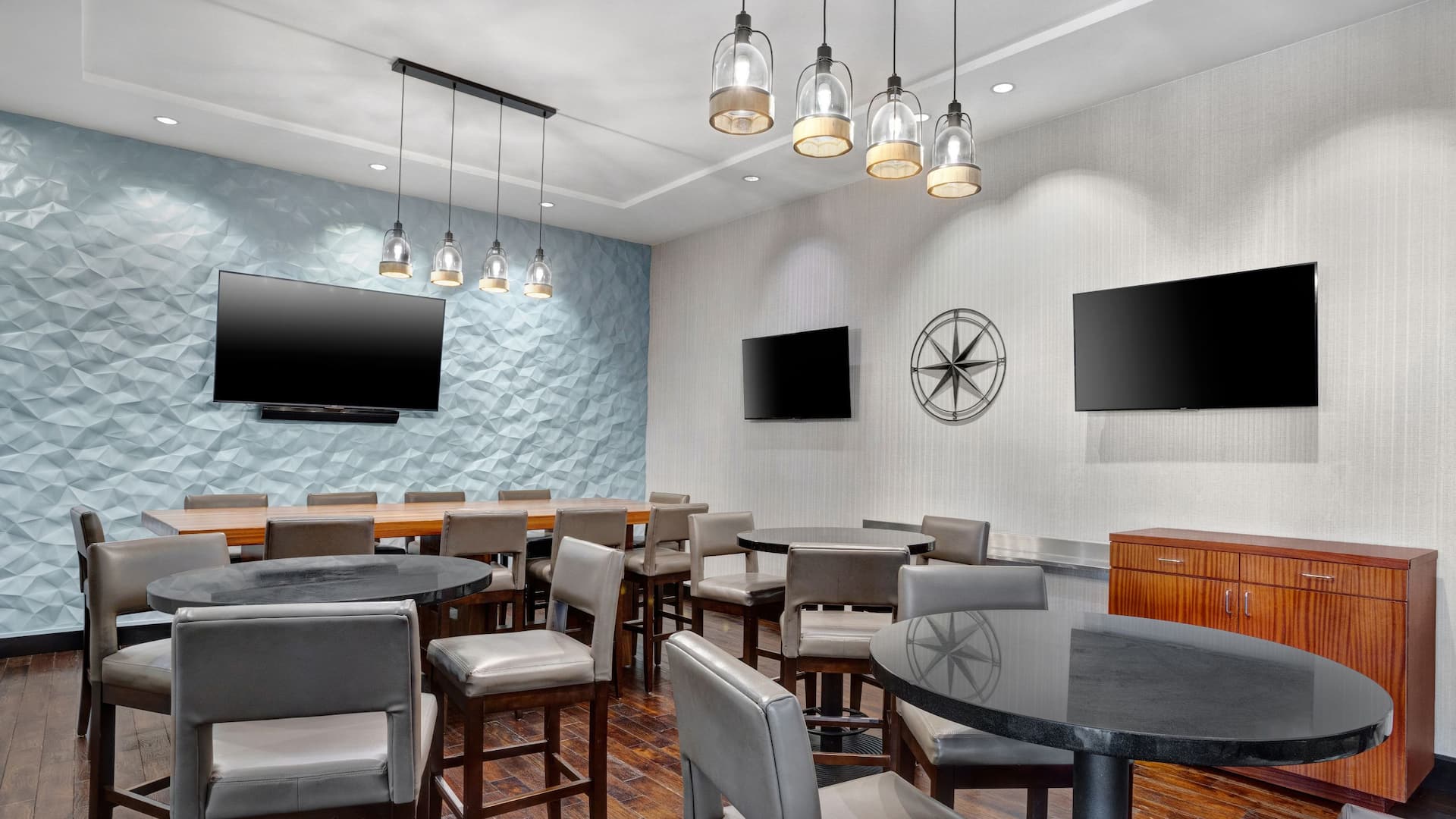 Hyatt Regency DFW International Airport Aces Back Area Tables