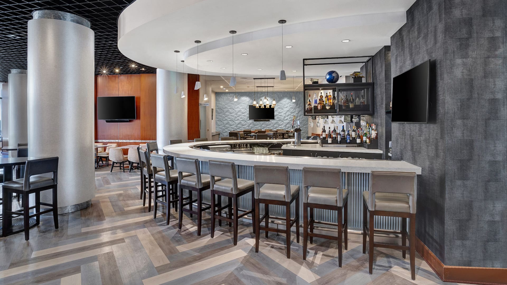 Hyatt Regency DFW International Airport Aces Bar Television