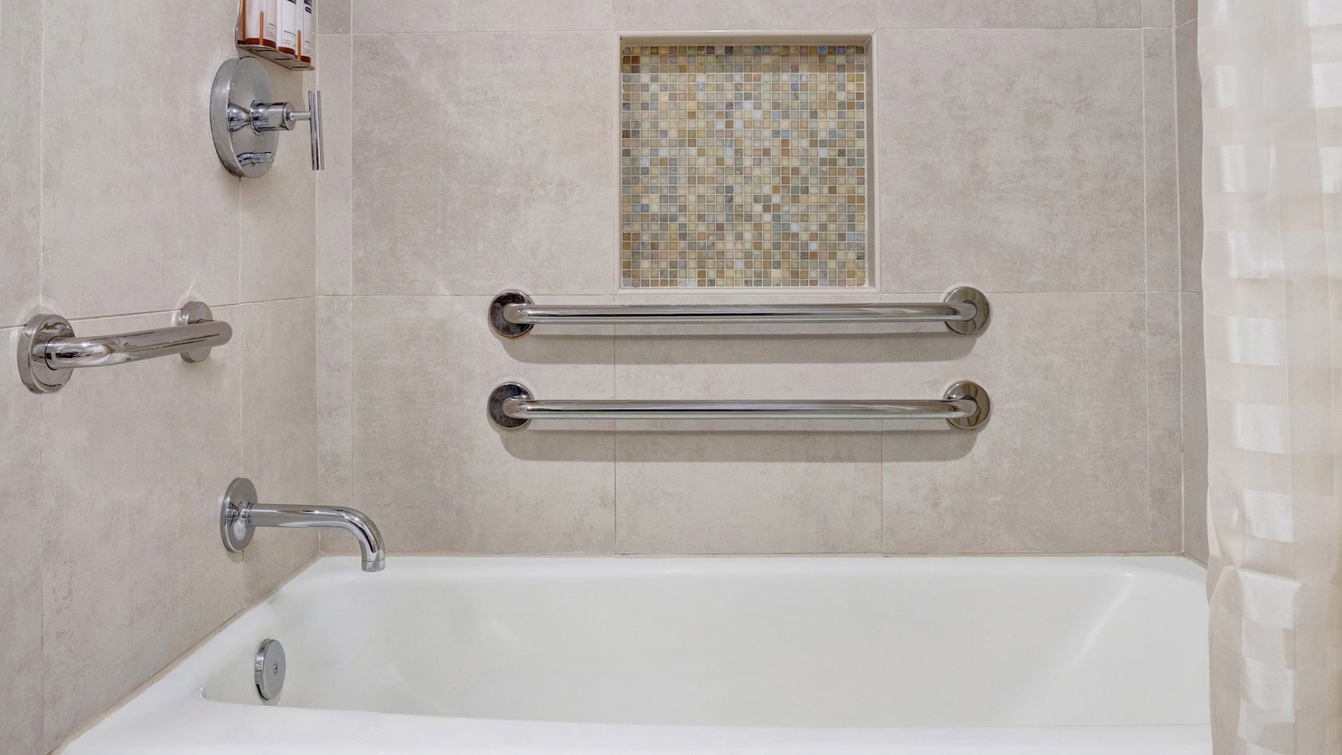 2/2 Hyatt Regency DFW International Airport Ada Bathtub