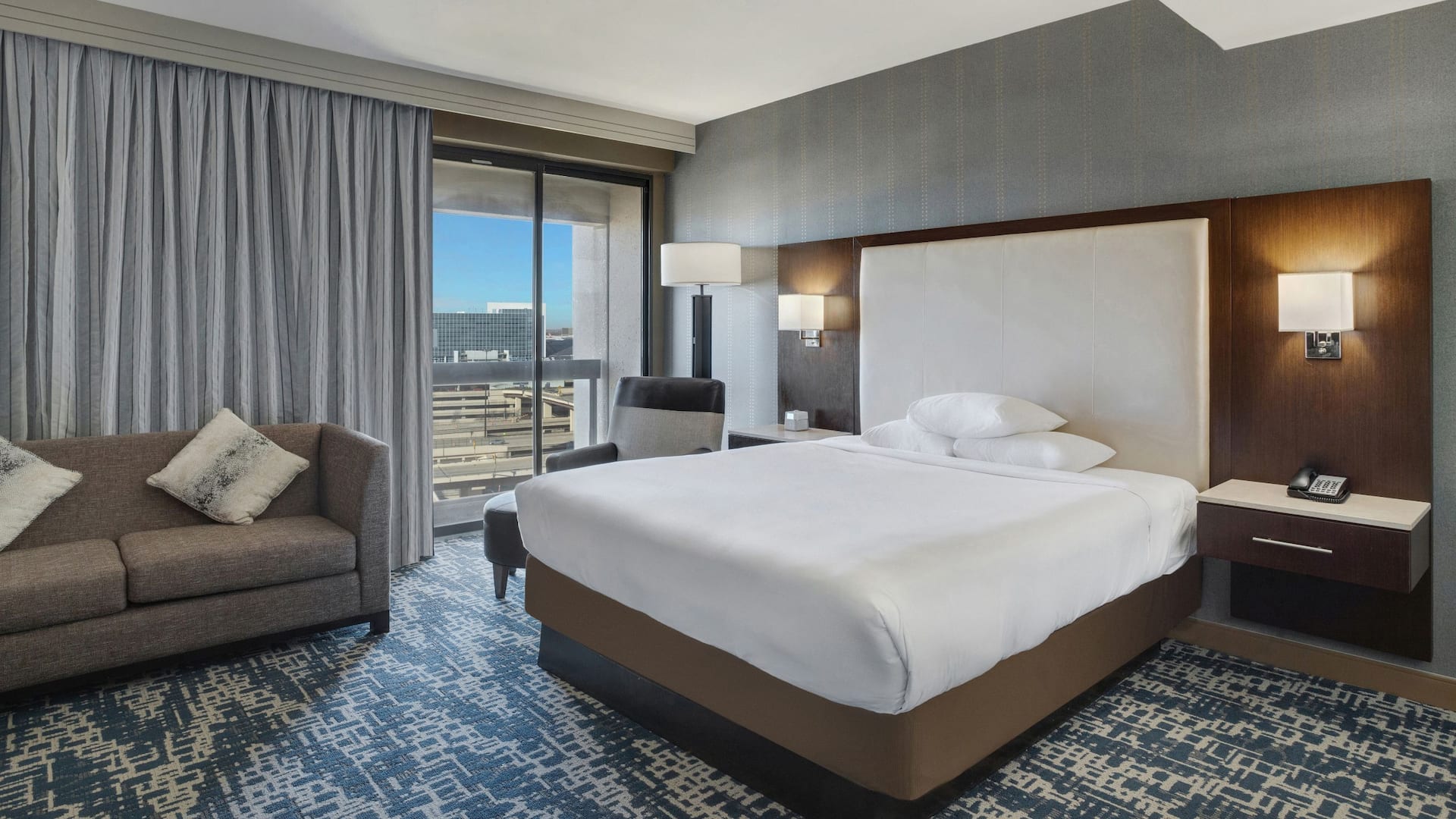 Hyatt Regency DFW International Airport Jr Suite Bed Pillows