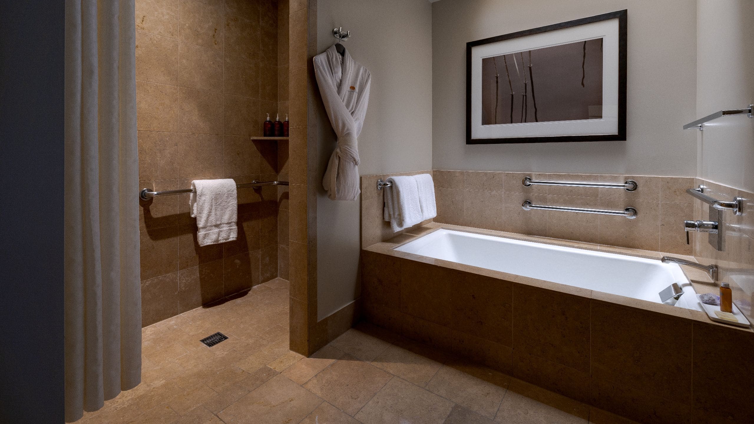 4/4 Carmel Valley Ranch Ranch Suite Ada Bathroom Tub