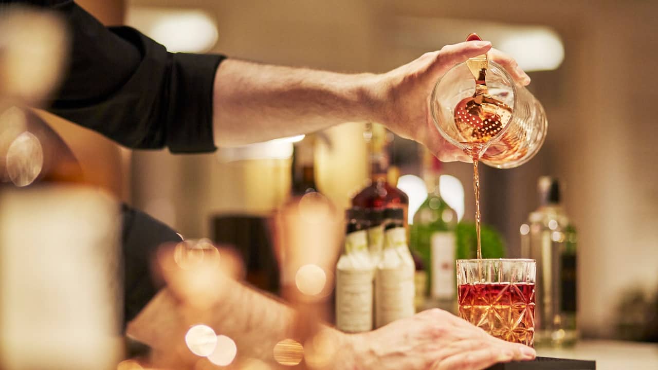 Bar Mez Cocktail Pouring