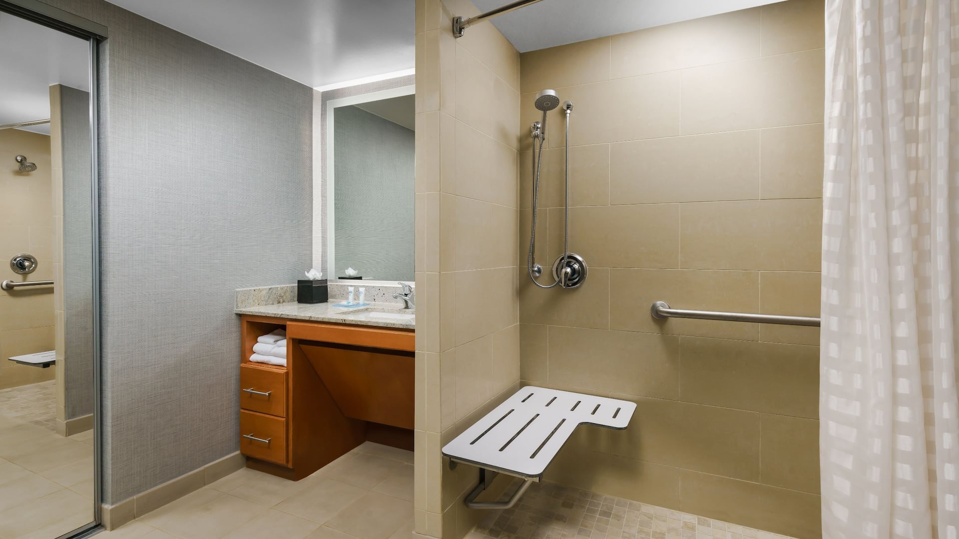 第 4，共 5 Hyatt House Fort Lauderdale Airport - South & Cruise Port Fllxd Ada Roll In Bathroom