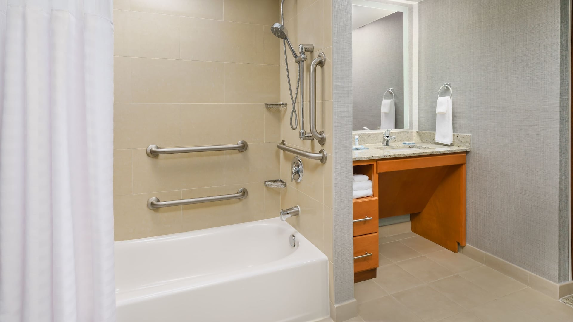 第 5，共 5 Hyatt House Fort Lauderdale Airport - South & Cruise Port Fllxd Ada Tub Bathroom