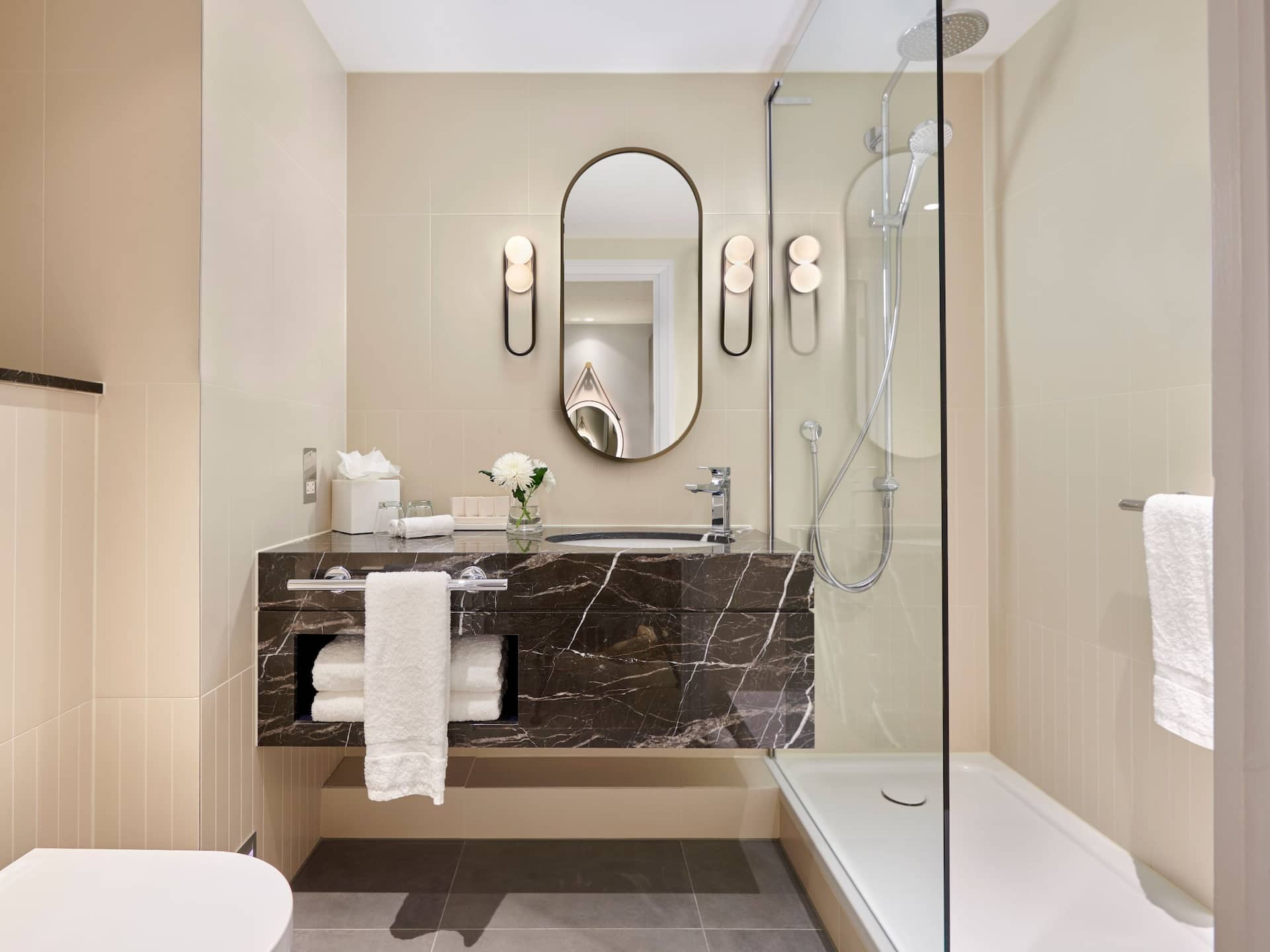 Hyatt Regency London Stratford Guestroom Bathroom