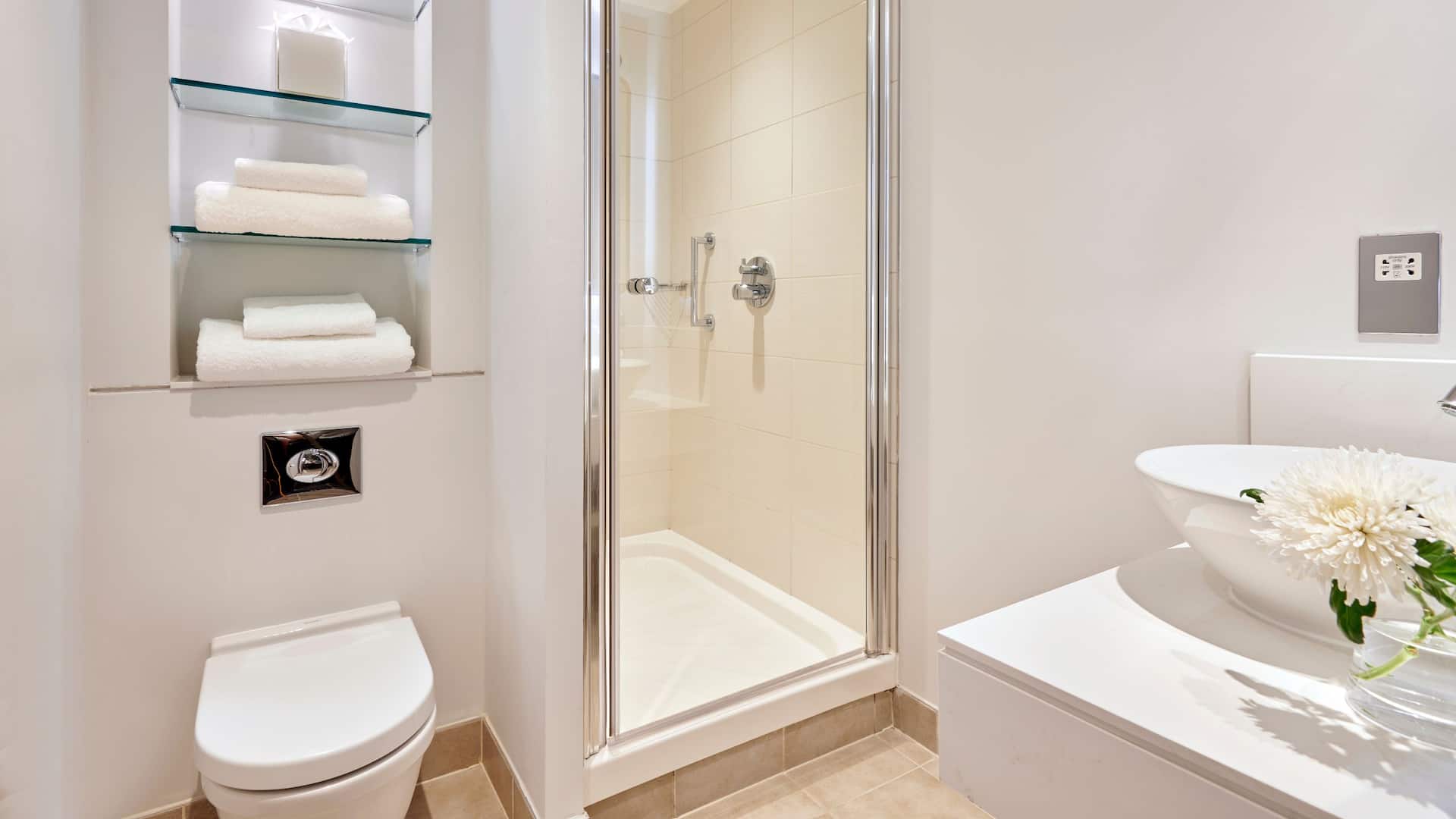 第 5，共 6 Hyatt House London Stratford Guestroom Bathroom Shower