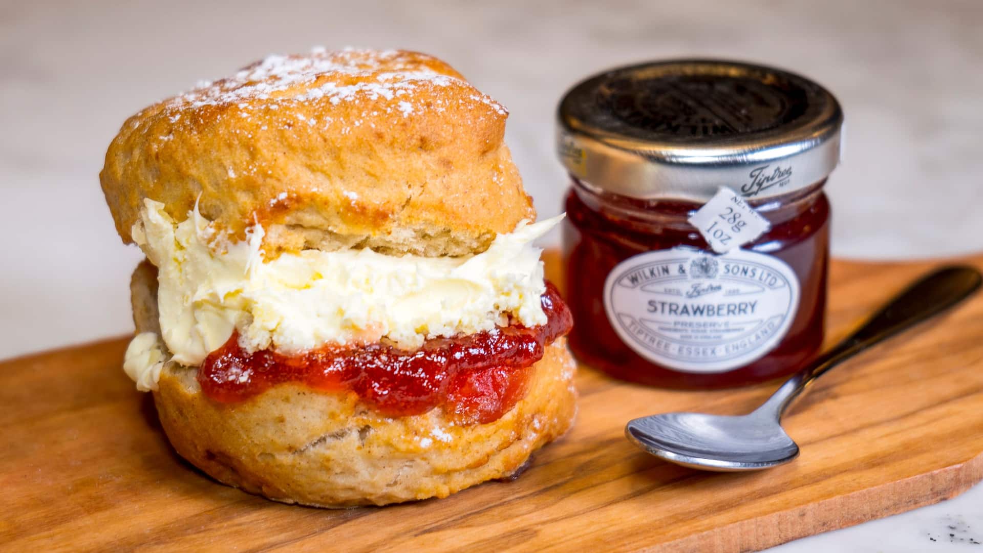 Hyatt Regency MANRM_P02012 Scone Strawberry Jam