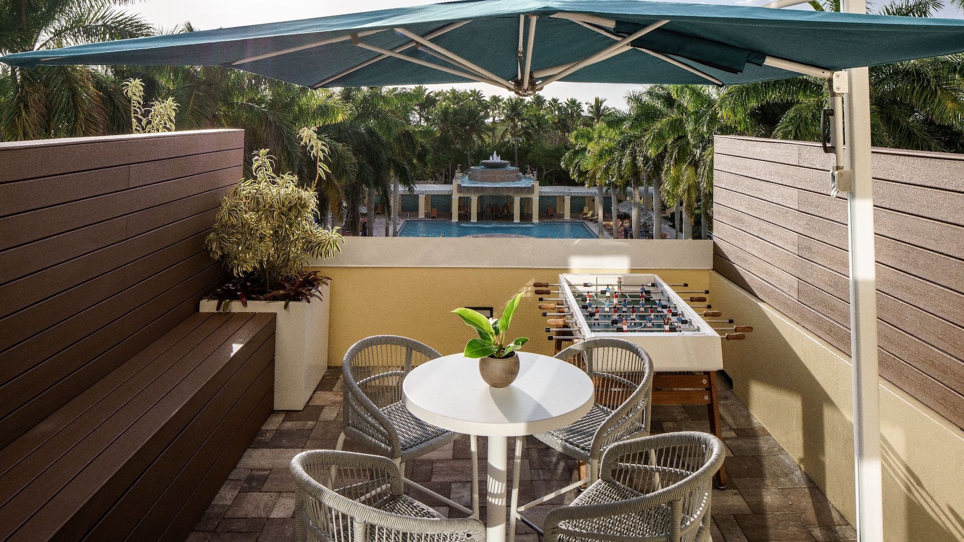 1/5 Hyatt Regency Coconut Point Resort and Spa QueeN_Patio Table Umbrella