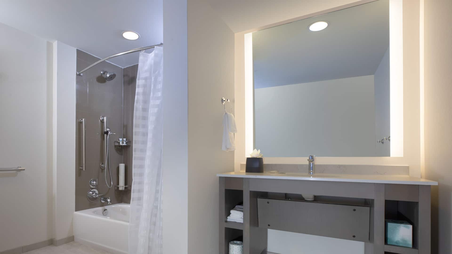 3/3 Hyatt House Lewes / Rehoboth Beach One Bedroom Kitchen Suite Two Queens Bathroom