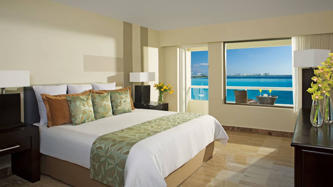 King Bed Deluxe Suite with Ocean Front View