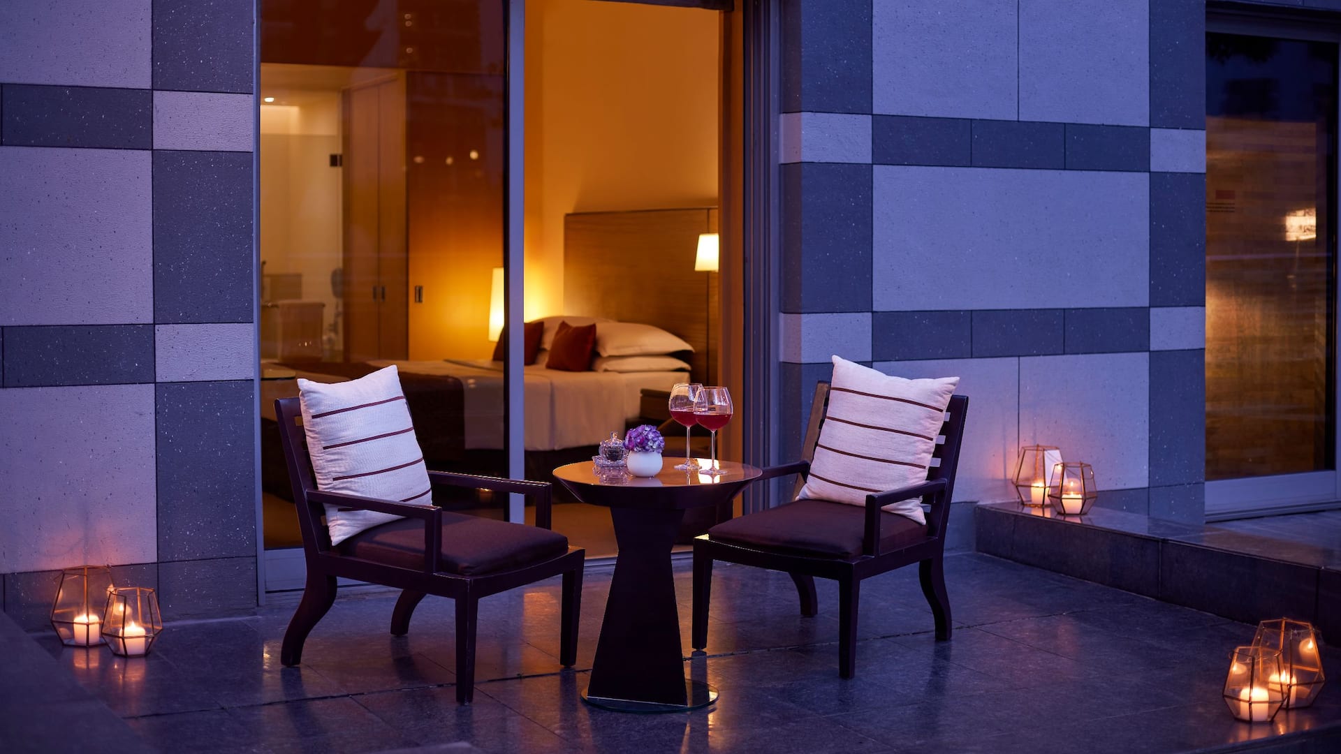 3 von 5 Grand Hyatt Mumbai Hotel & Residences Patio Room Seating Candles