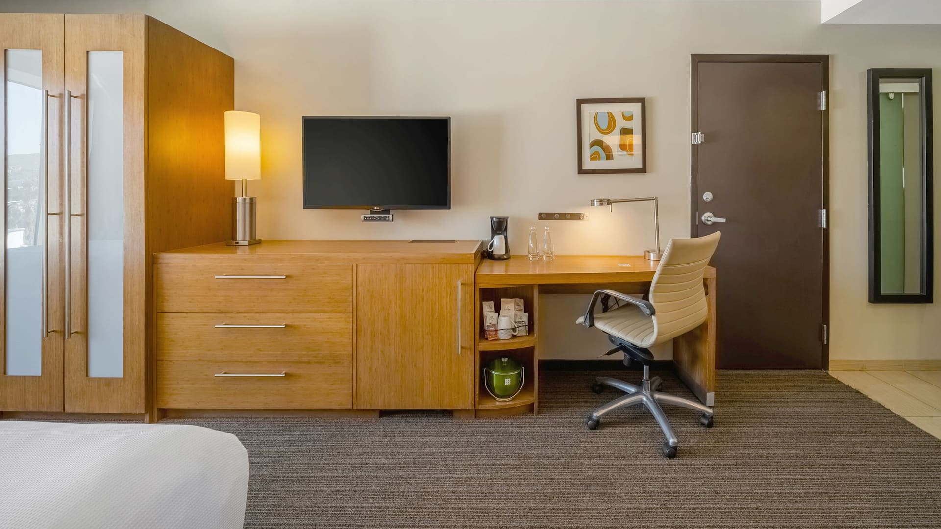 Hyatt Place Los Cabos Standard Room Desk